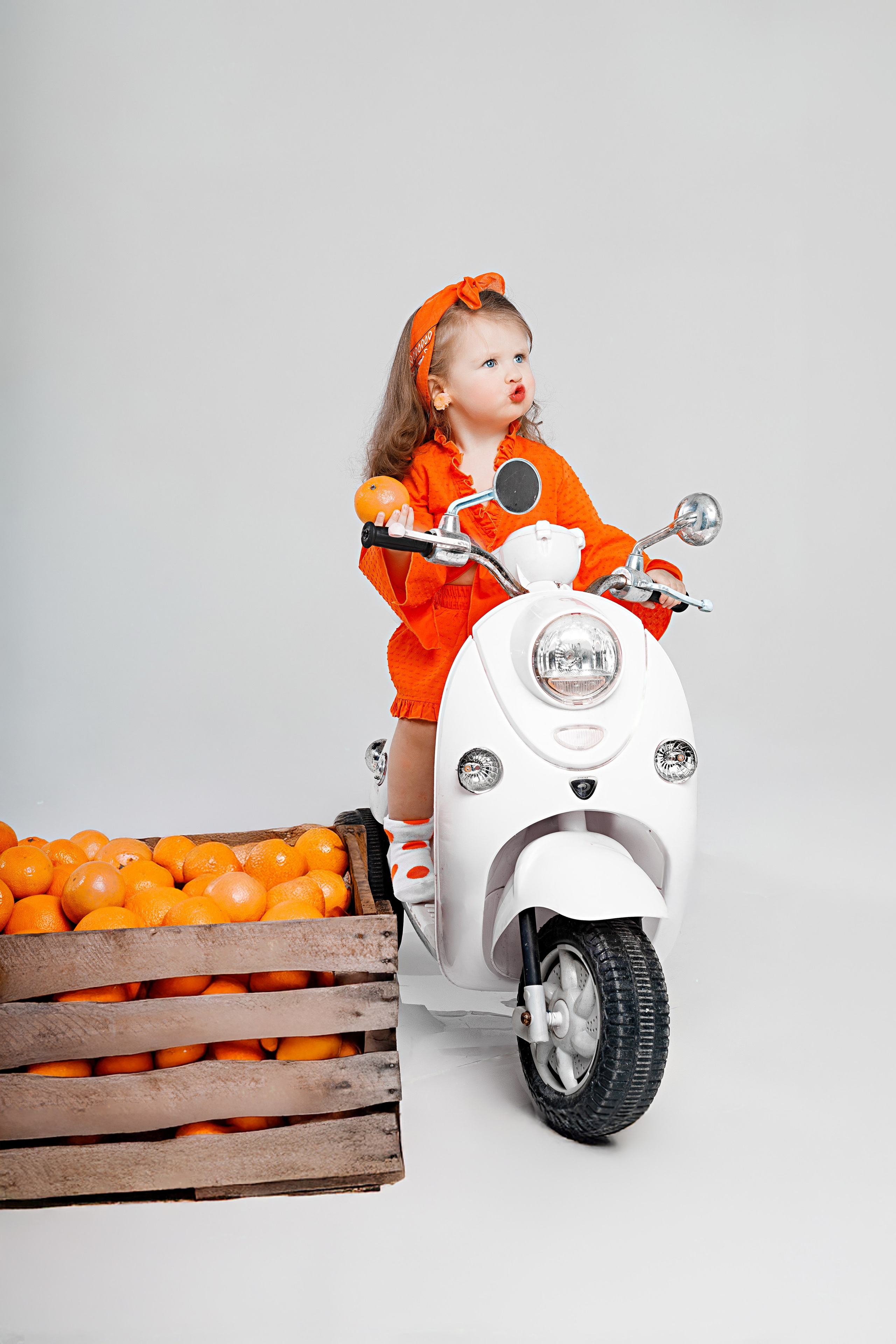 Детская фотосессия с мандаринами в студии в Сочи. Детский студийный фотограф Сочи