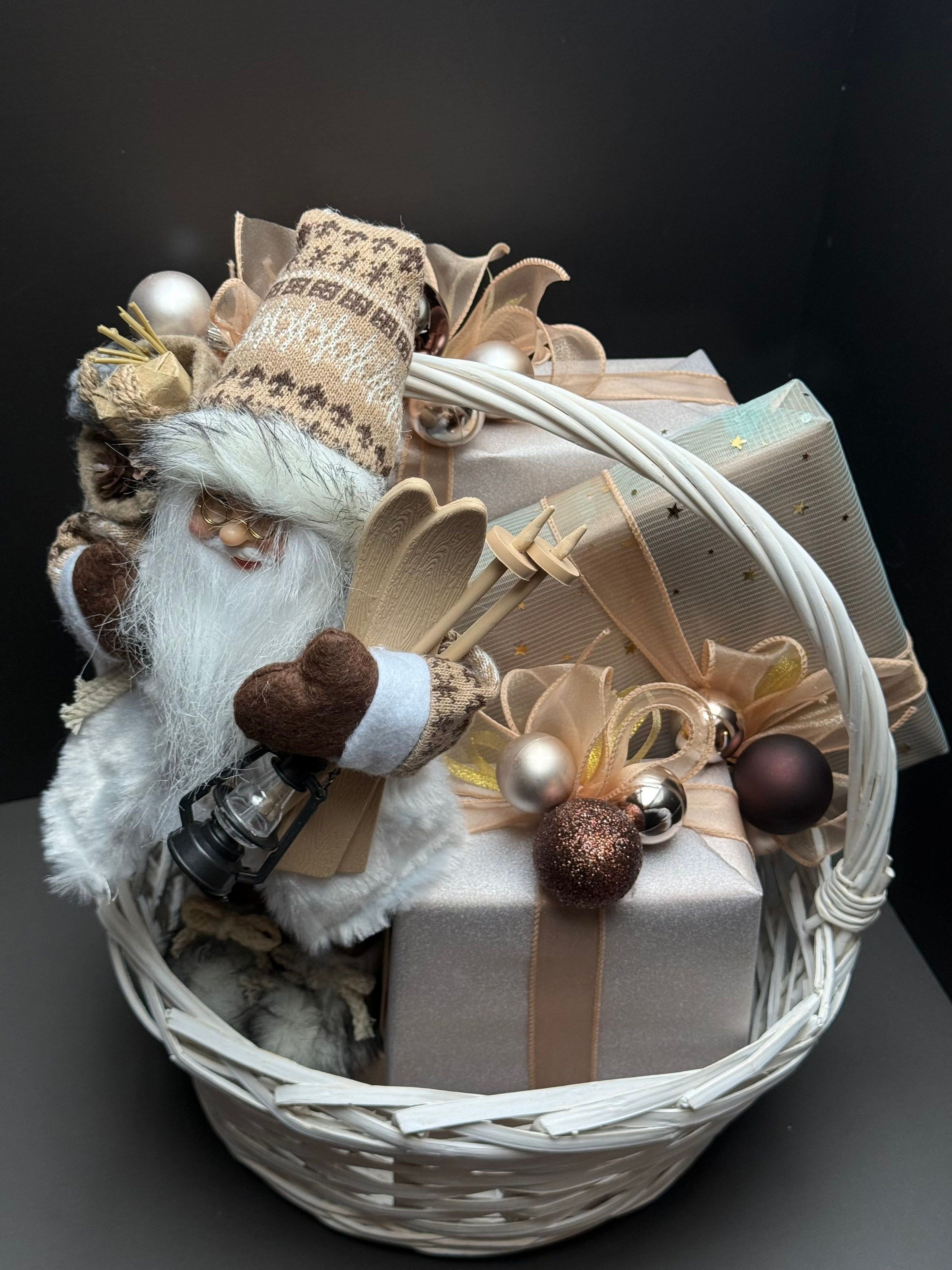 Новогодняя корзина. Студия подарочных наборов «Владия»
