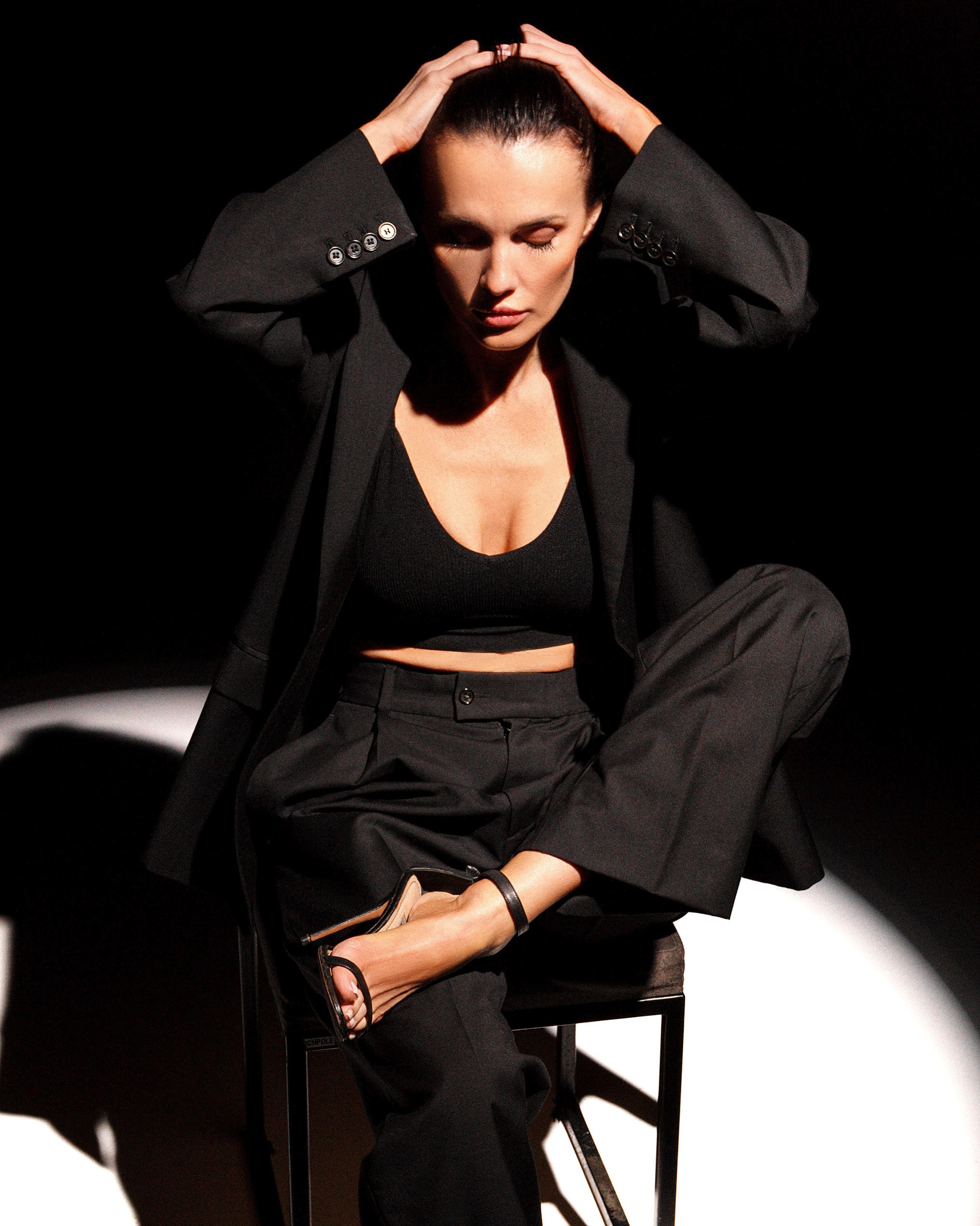 Красивая модель сидит на стуле