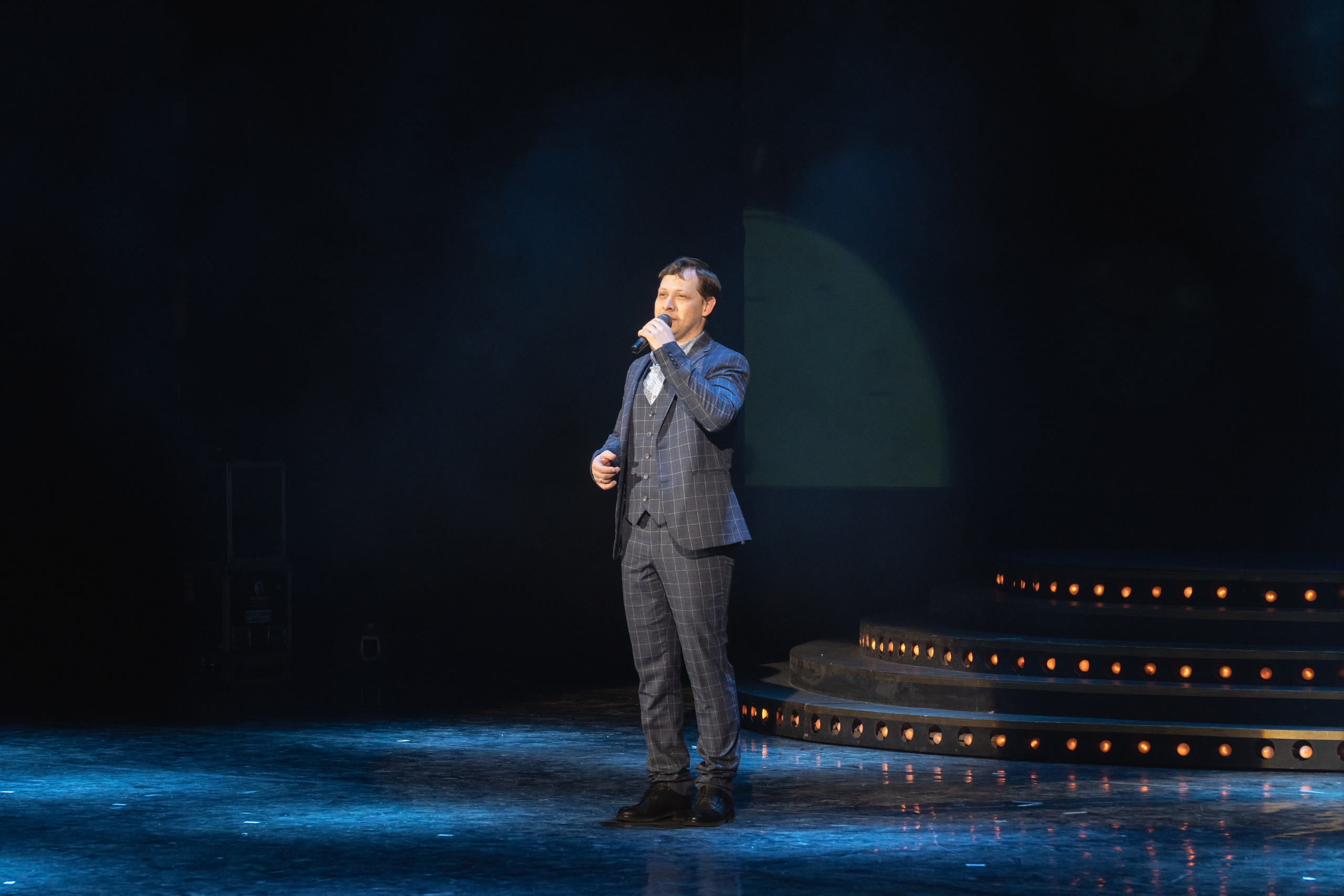 Музыкальный театр. Занимаюсь профессиональной фотографией и живу рядом с Байкалом. Работаю в разных жанрах