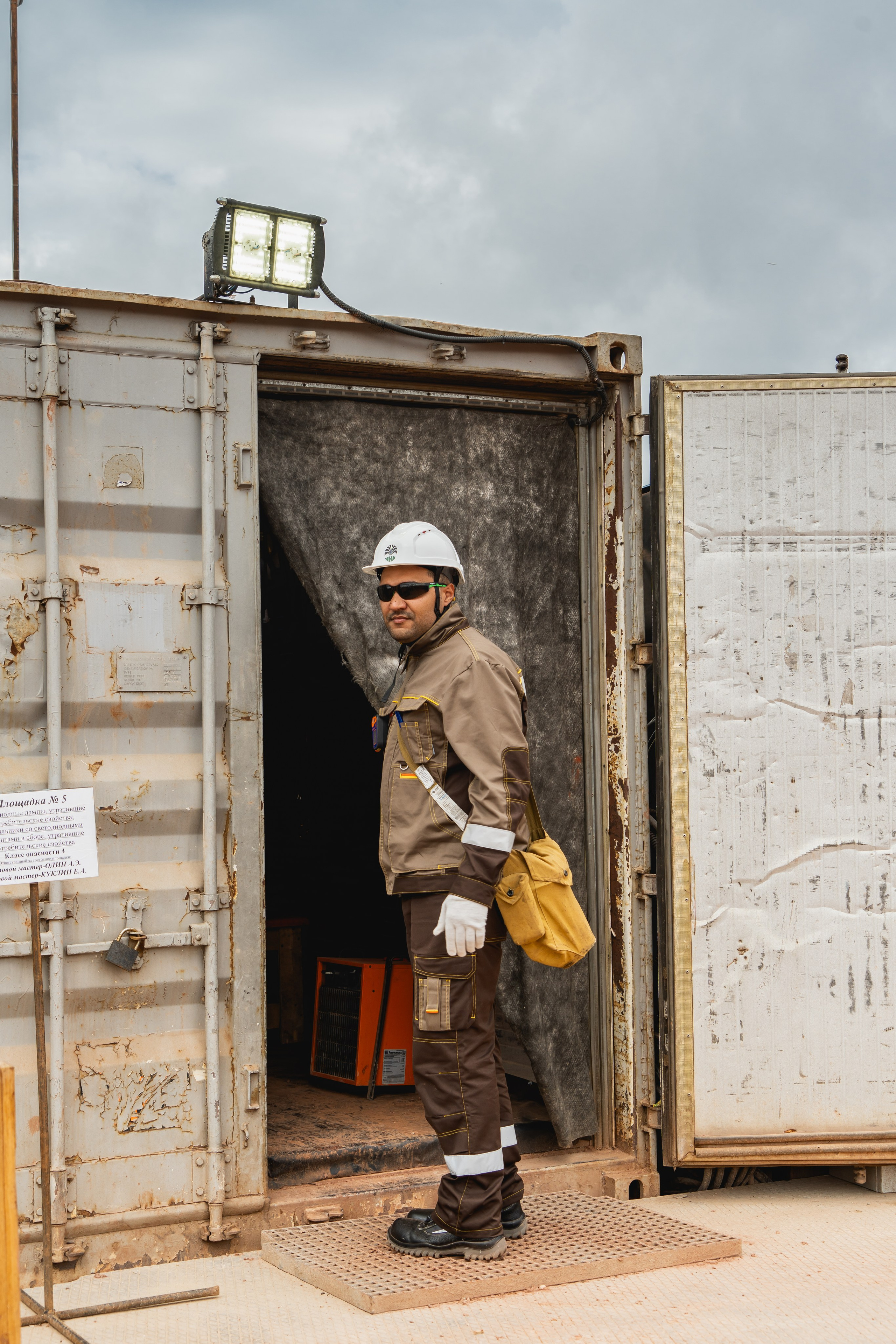 Репортажная (документальная) фотография. Занимаюсь профессиональной фотографией и живу рядом с Байкалом. Работаю в разных жанрах