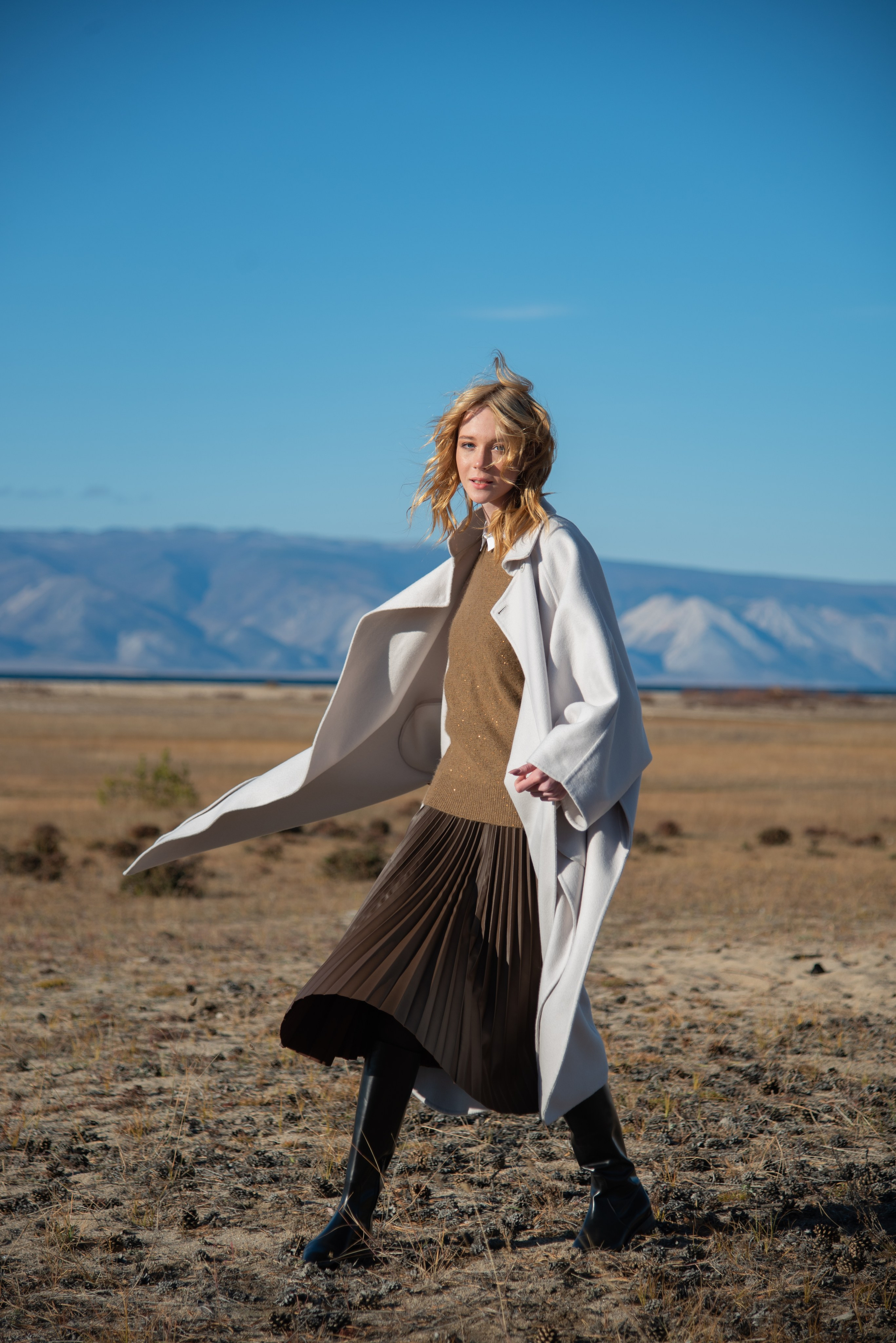 Съёмка одежды на Ольхоне. Занимаюсь профессиональной фотографией и живу рядом с Байкалом. Работаю в разных жанрах