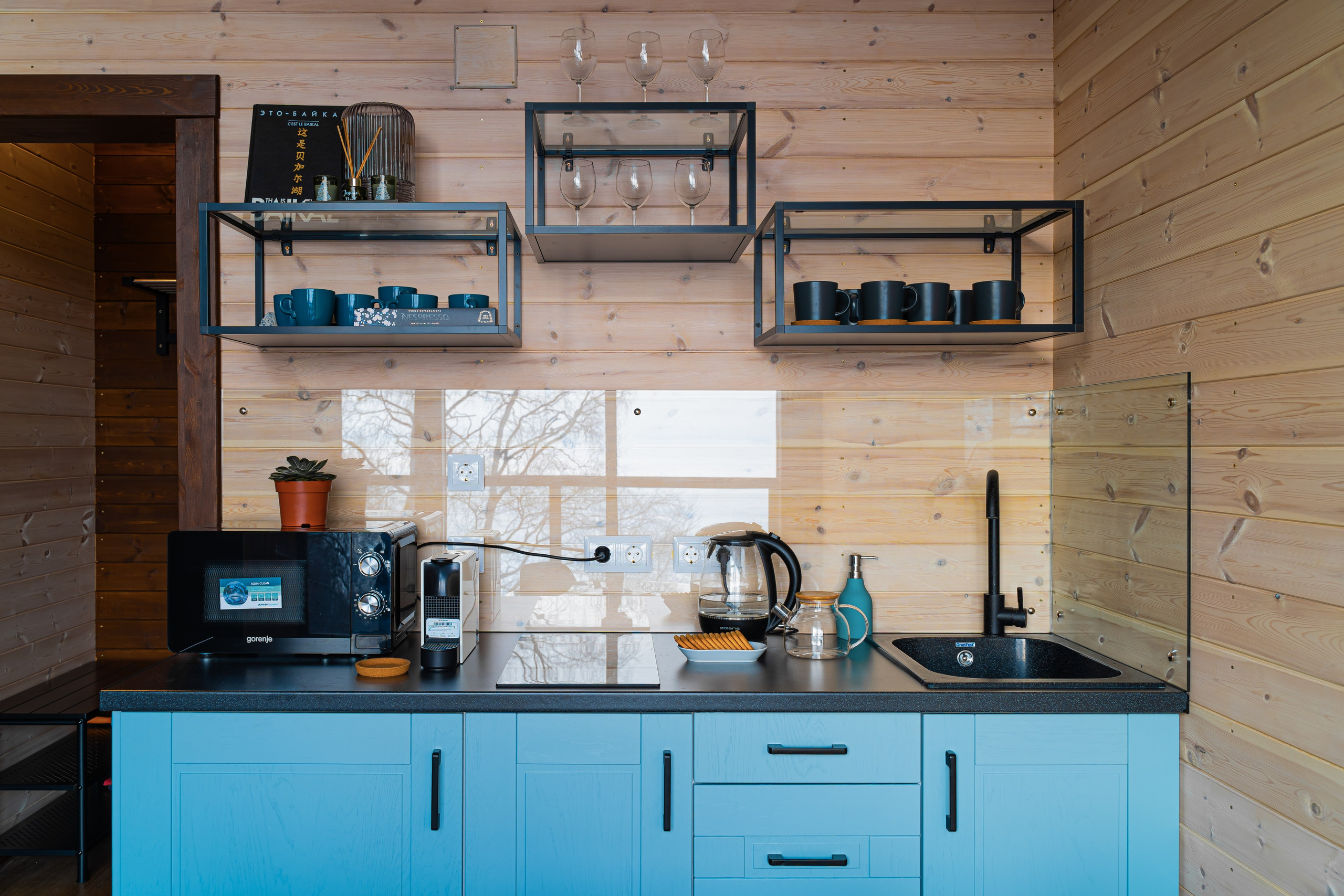 Интерьерная съемка частного гостевого дома. Занимаюсь профессиональной фотографией и живу рядом с Байкалом. Работаю в разных жанрах