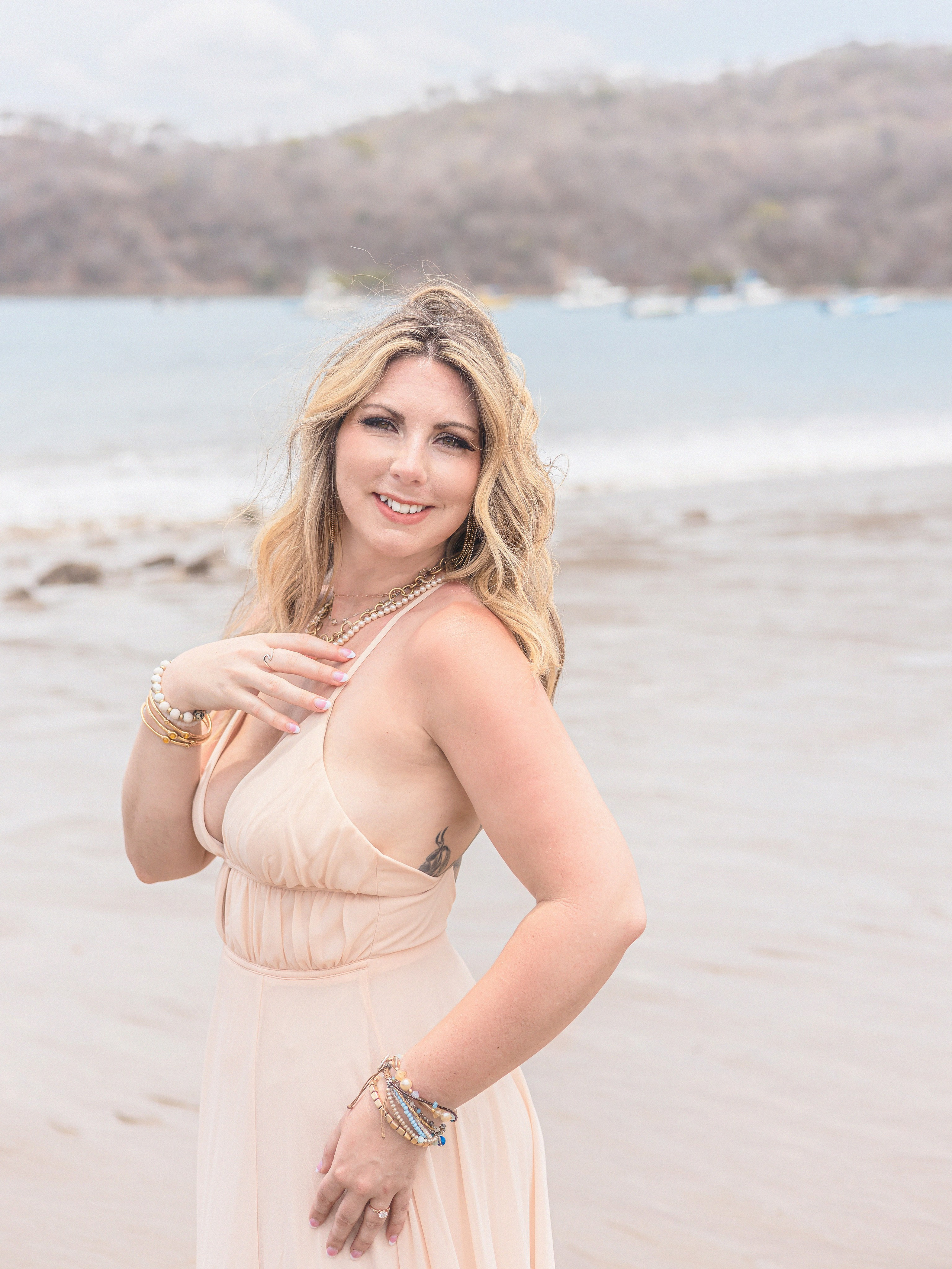 Ocean lovely moments. Family, portrait, content photo in Costa Rica Evgeniya Besprozvannykh