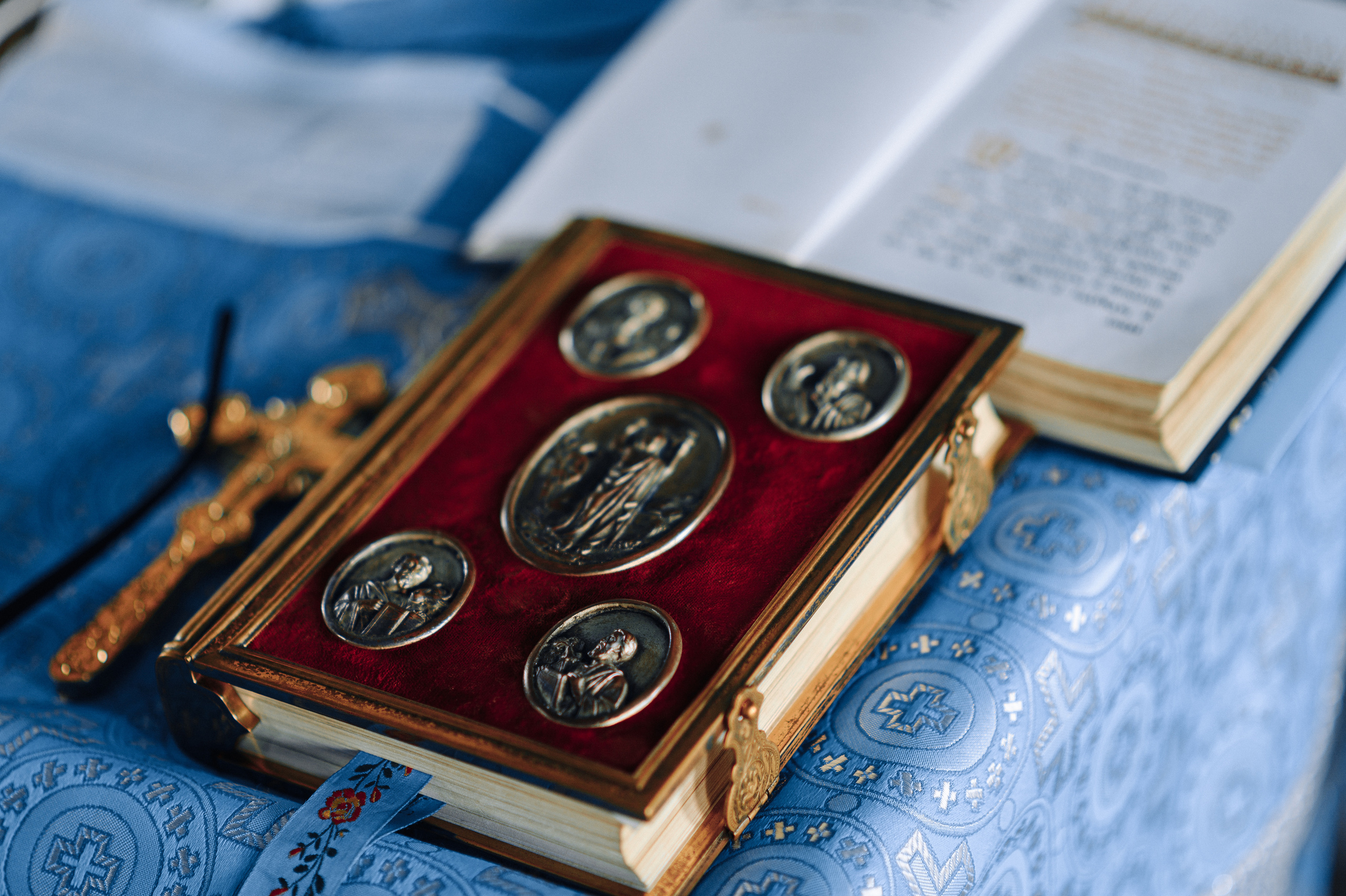 на столе лежит библия на которой нанесен рисунок с иконами