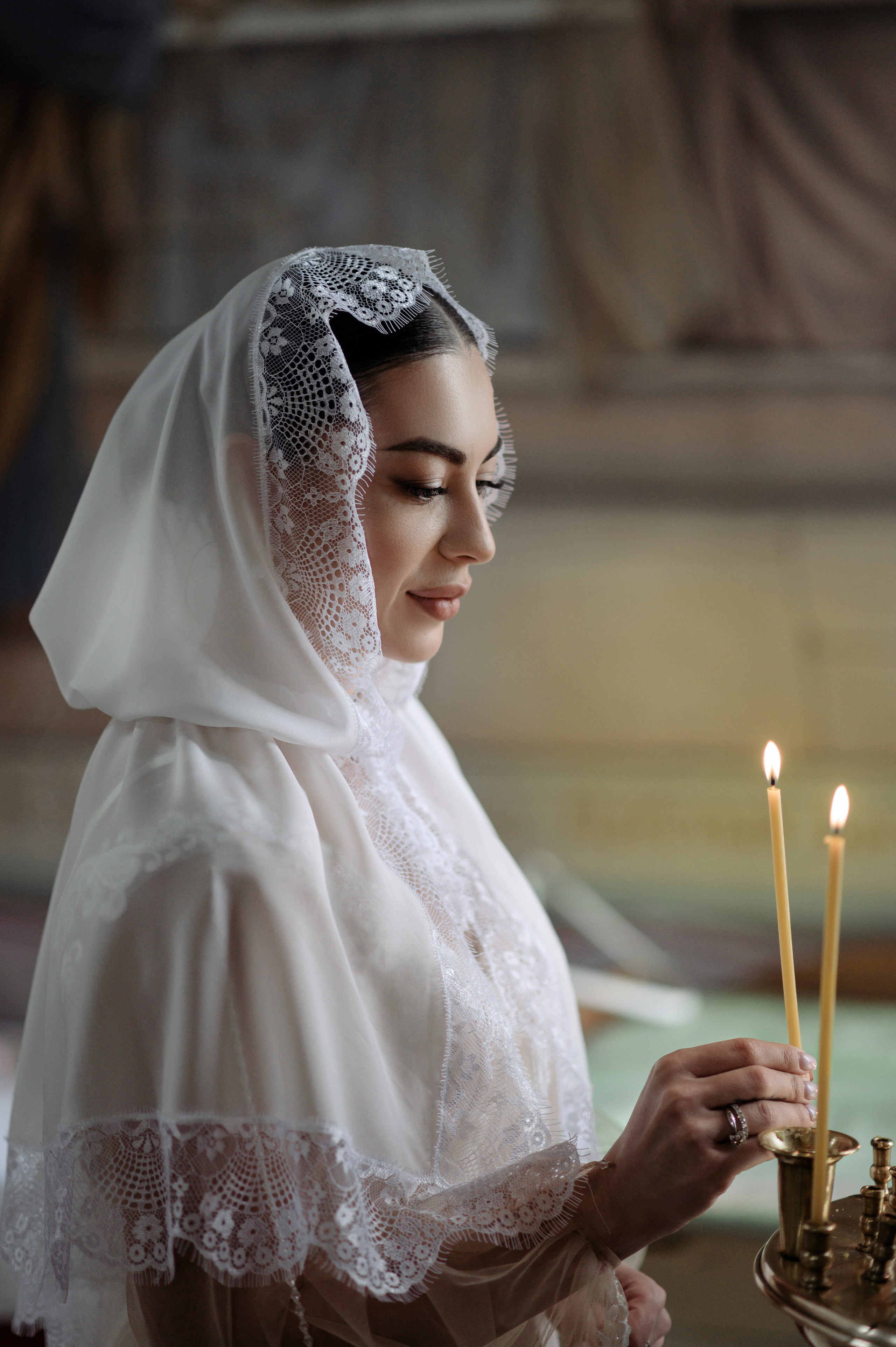 Во время крещеения крестная мама ставит свечку