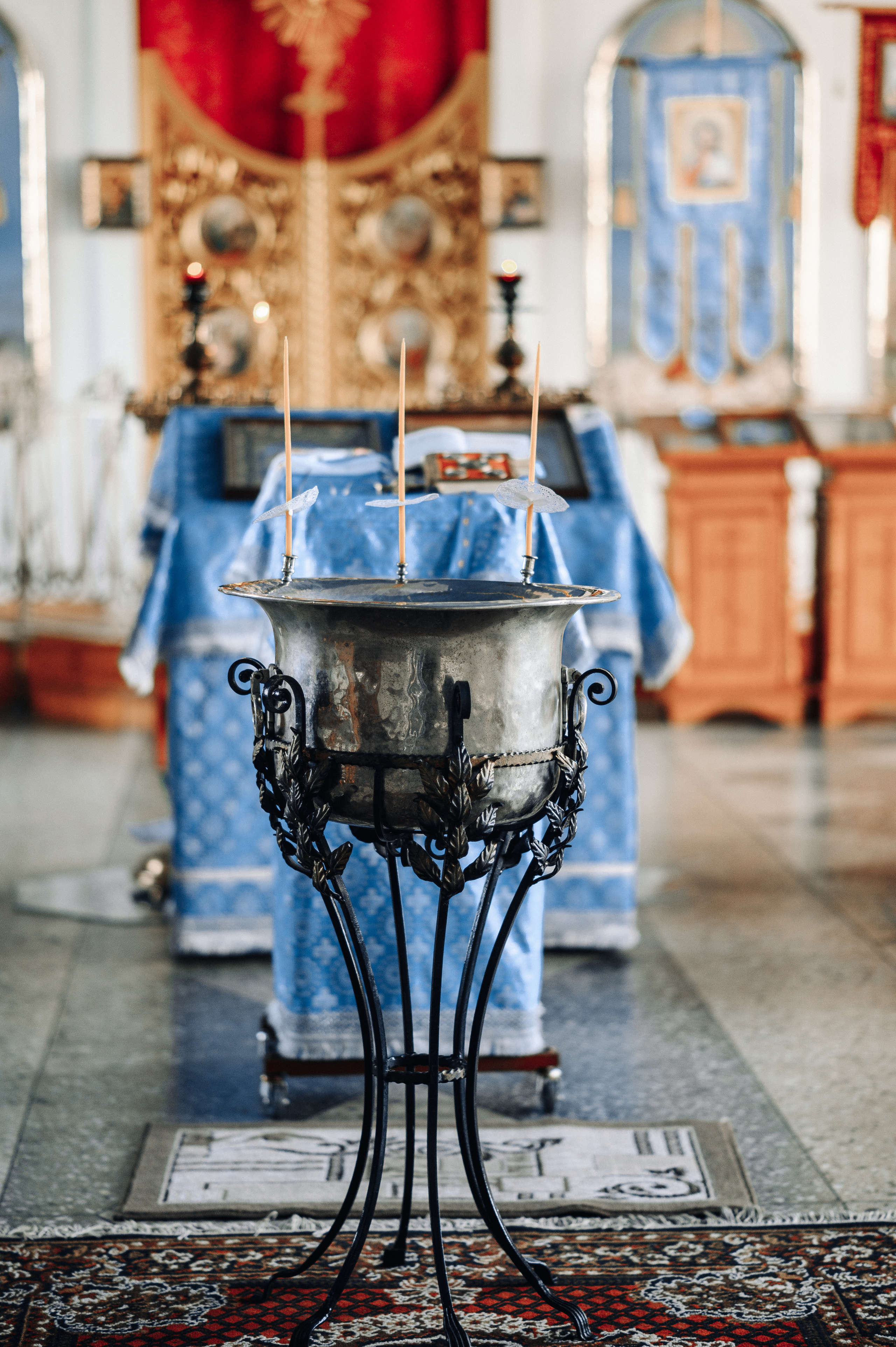 в центре зала церкви стоит купель