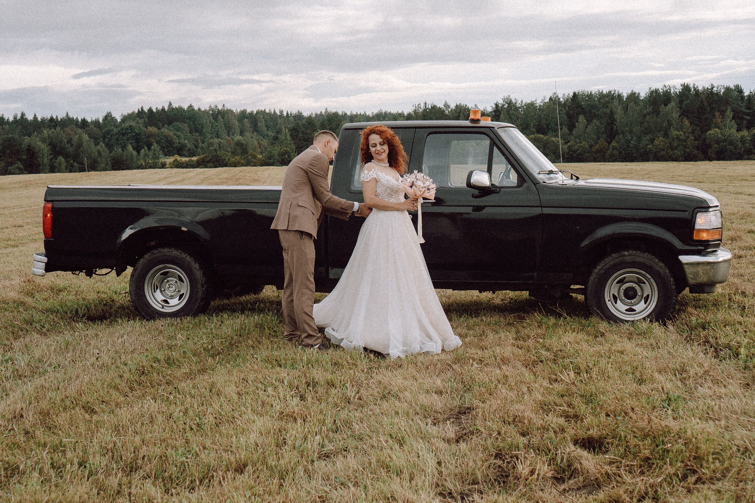 СВАДЕБНАЯ ФОТОСЕССИИЯ ПАРЫ В ГОРОДЕ ПРИОЗЕРСК В СОСНОВОМ ЛЕСУ И С ПИКАПОМ. Профессиональный фотограф, Санкт-Петербург — Виктория Богомолова