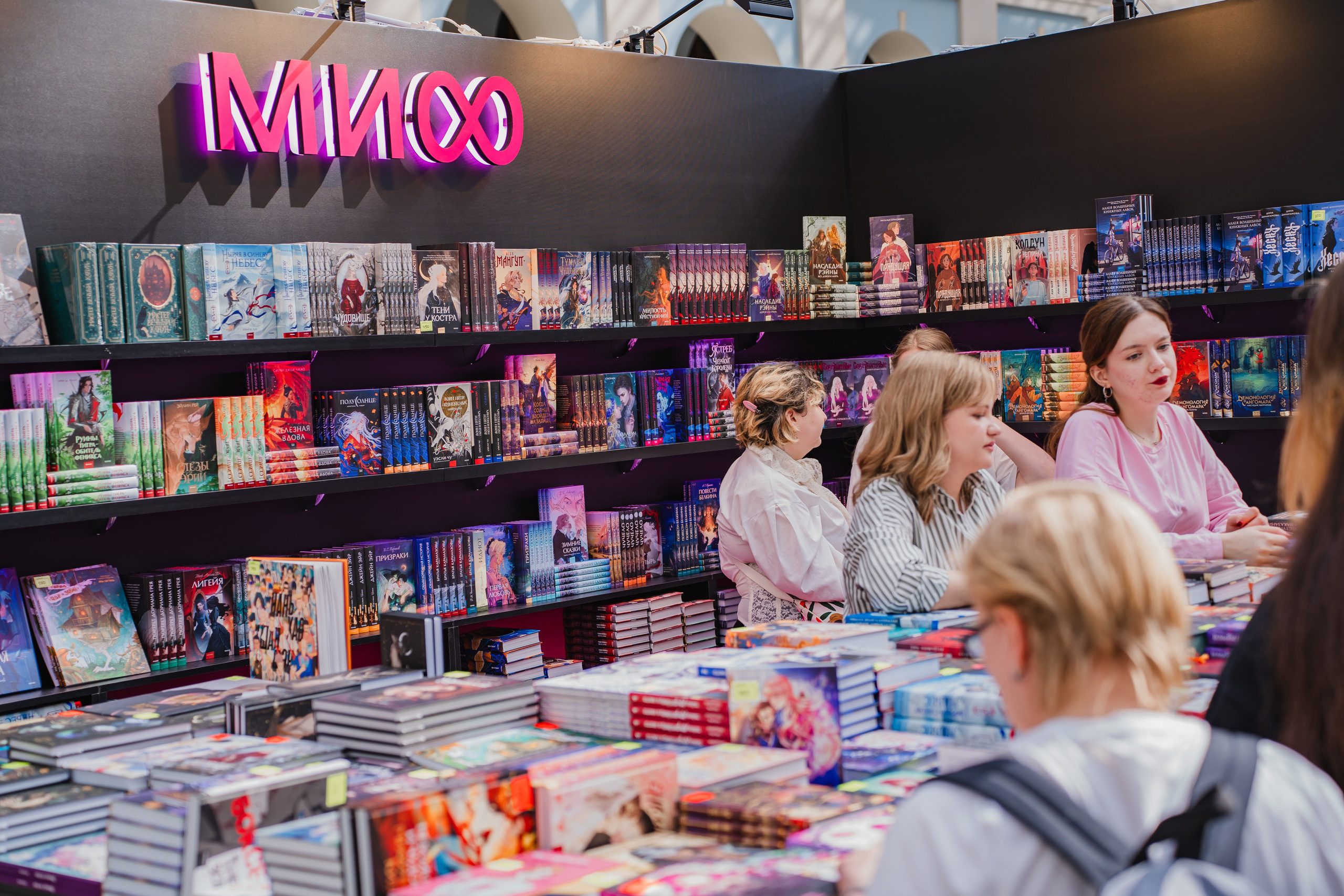 МИФ Non/fictio№ 2025 стенды. Репортажный фотограф Анастасия Рубцова