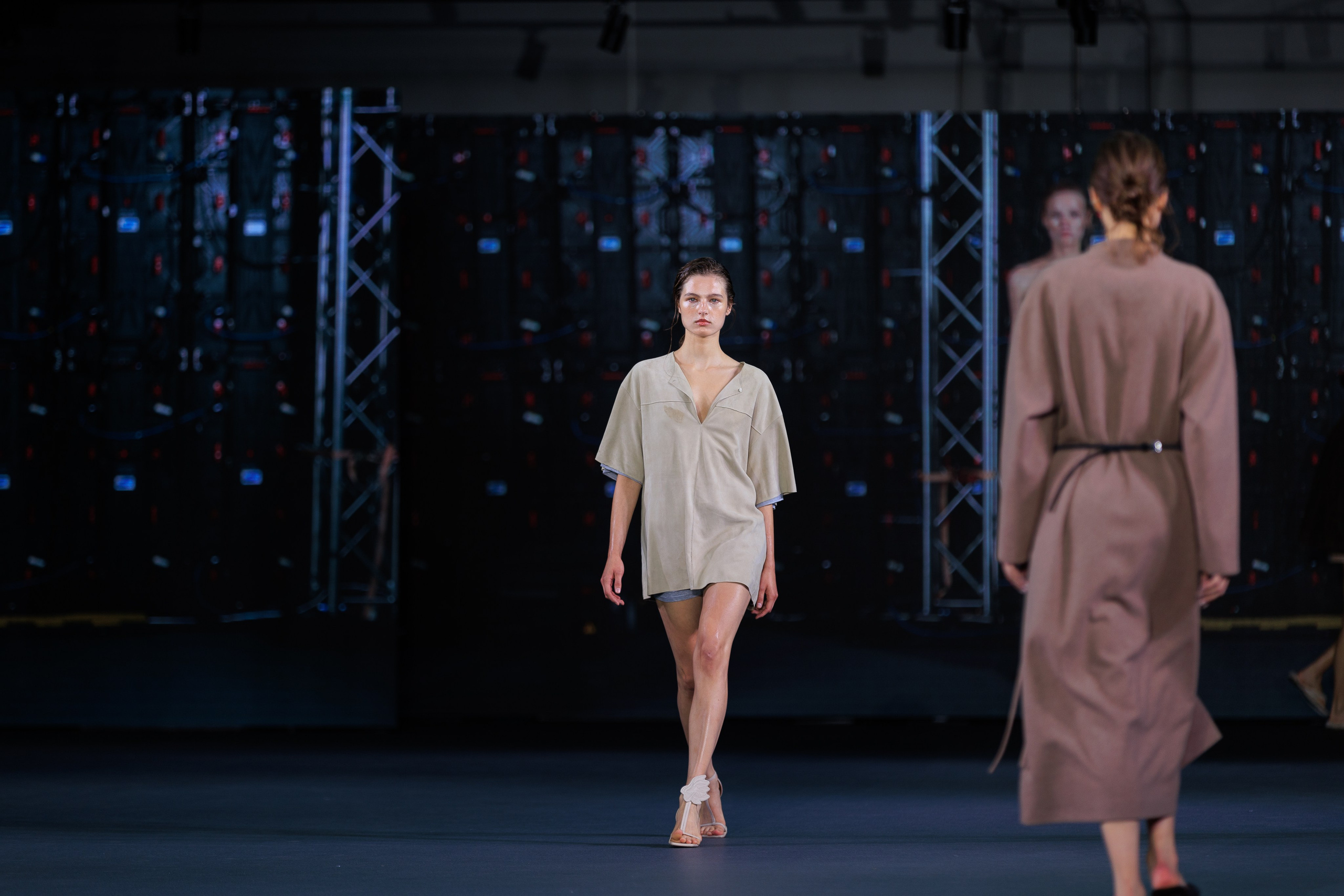 Фотограф для модного показа. Контент для бизнеса в Екатеринбурге Полдень Медиа