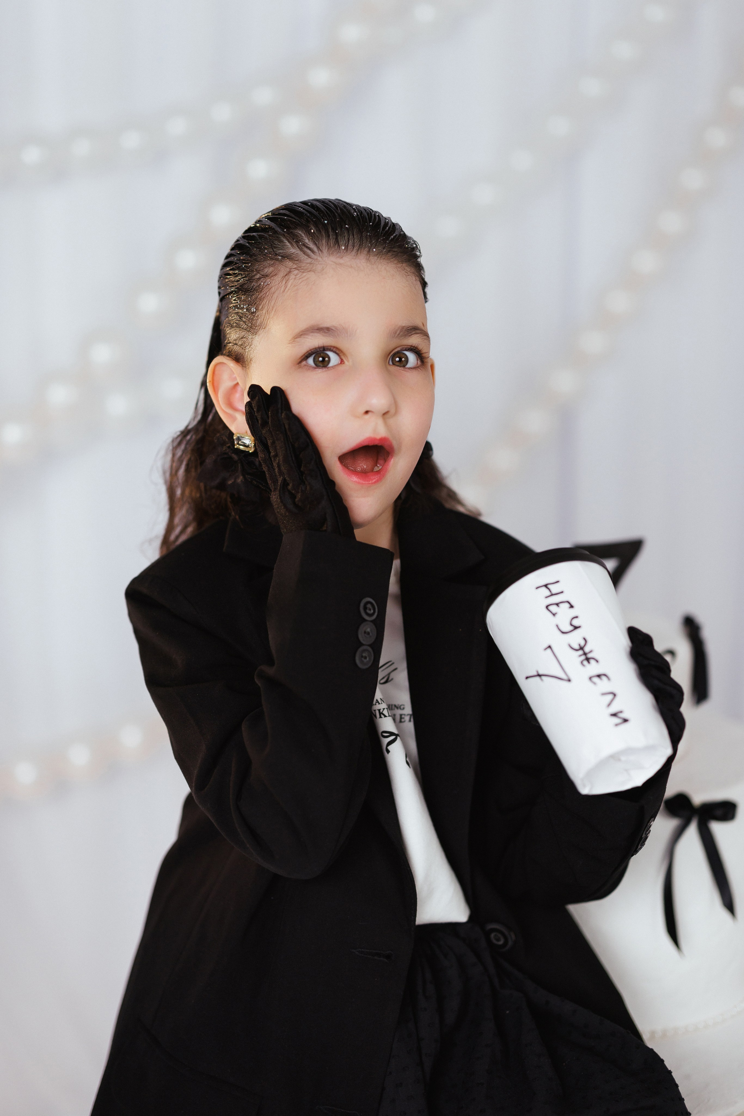 Фотосессия к дню рождения с большим тортом, в детской фотостудии «Антураж», город Краснодар. Семейный и детский фотограф в Краснодаре Анна Трашкова