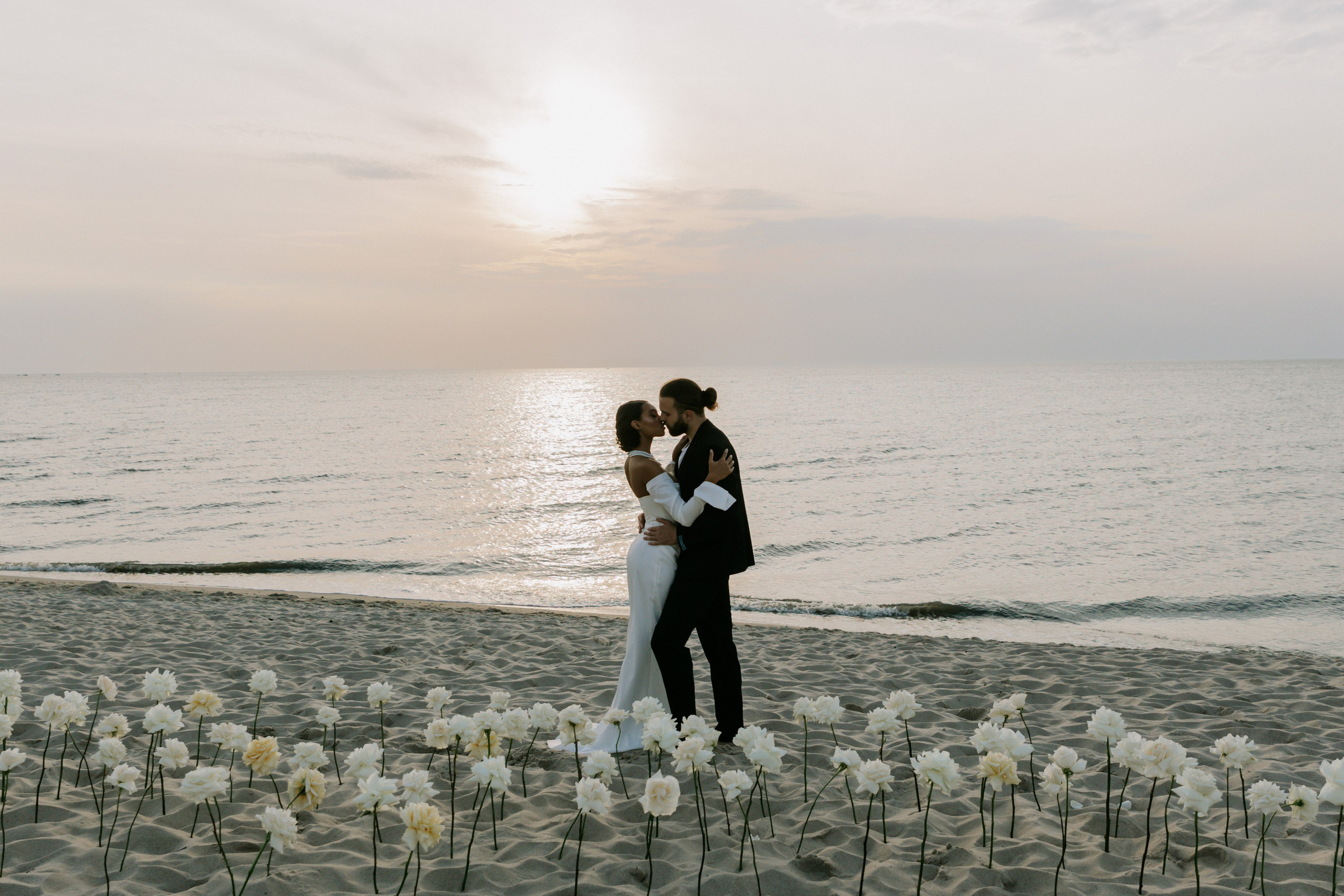 Выездная регистрация на море с белыми розами. Свадебный фотограф Калининград