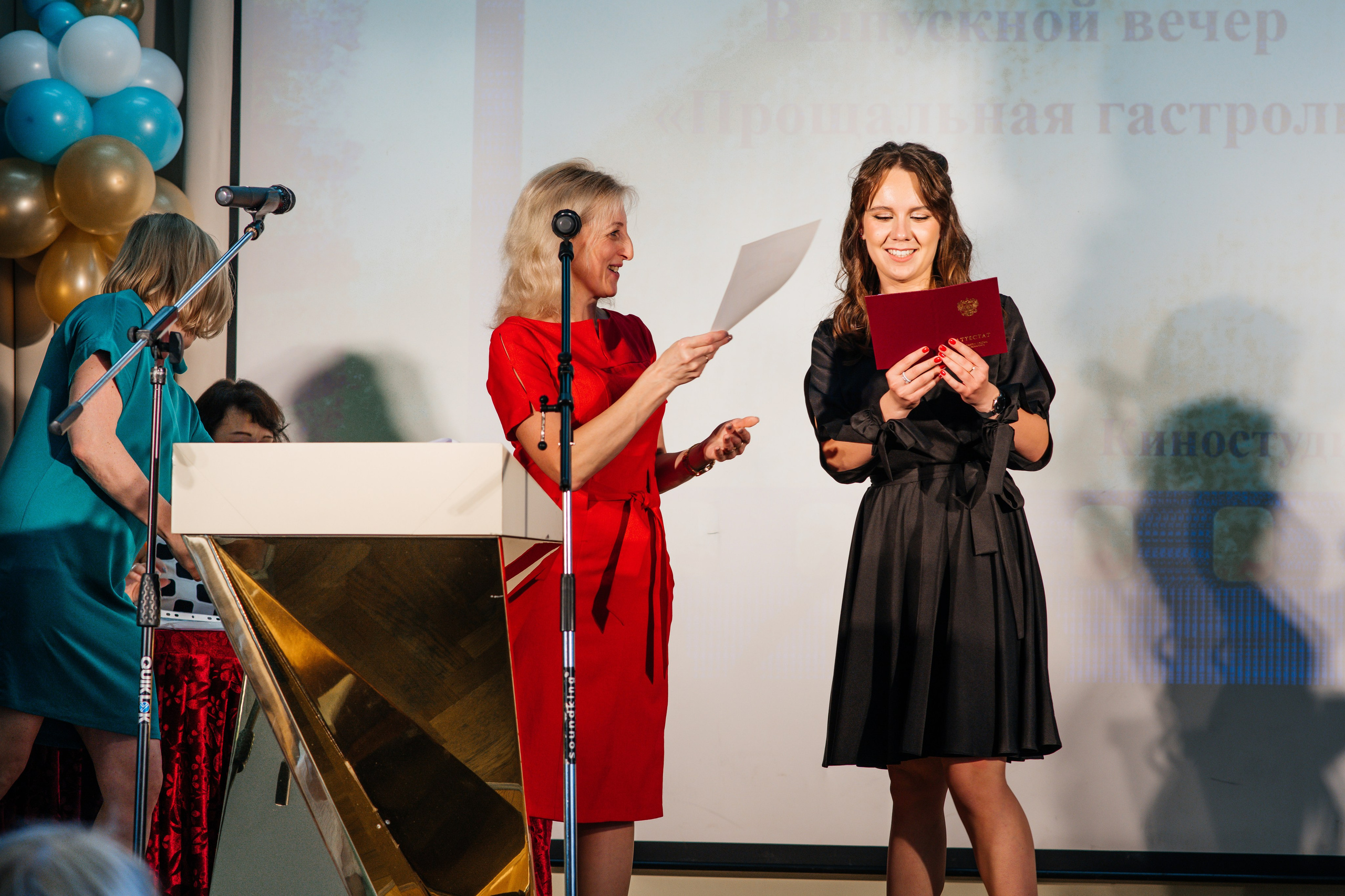 Вручение аттестатов. Выпускные альбомы в Подольске Москве и МО