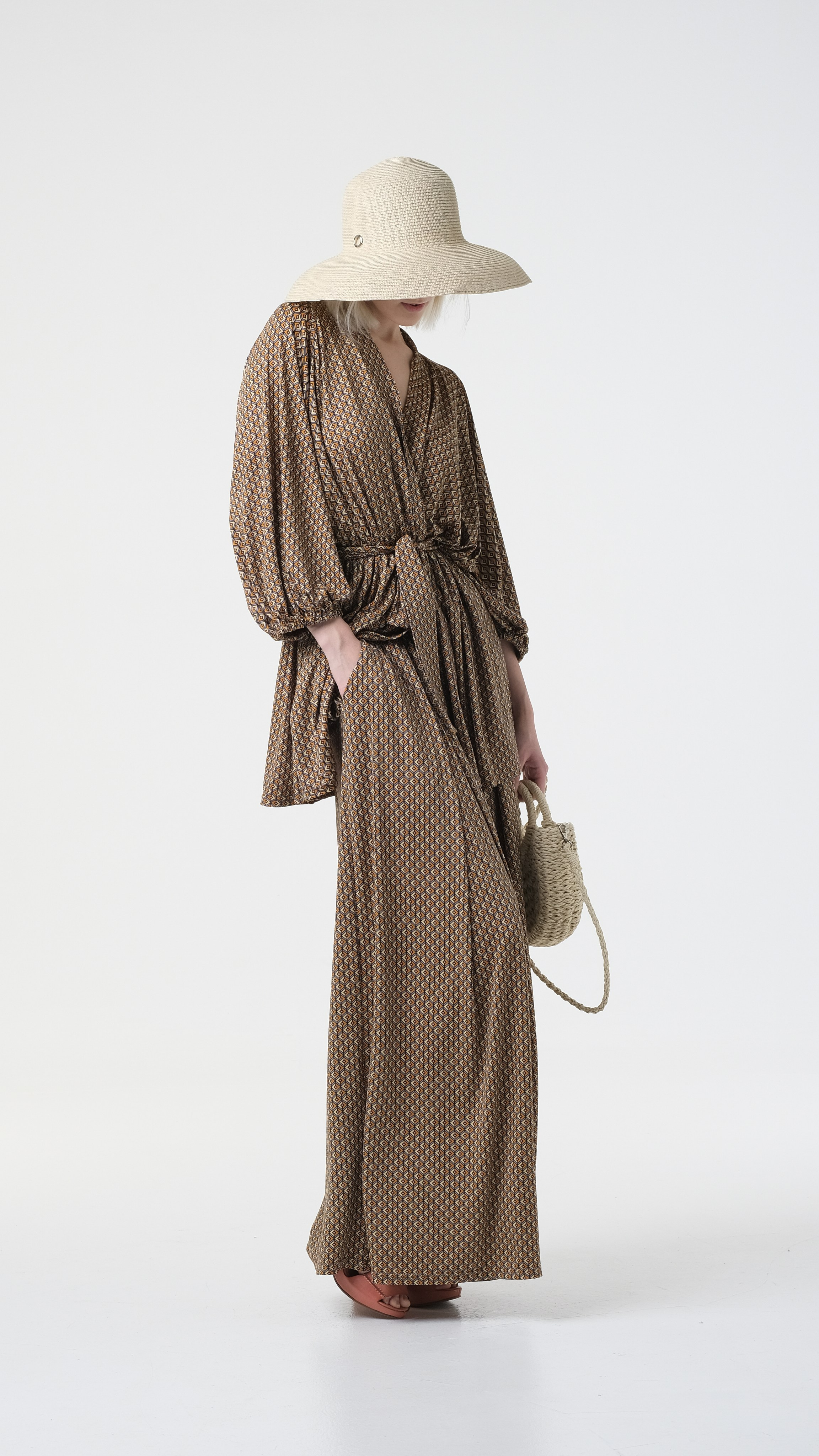 Съёмка для маркетплейсов на циклораме. Модель в шляпе, с сумкой, в брючном костюме.