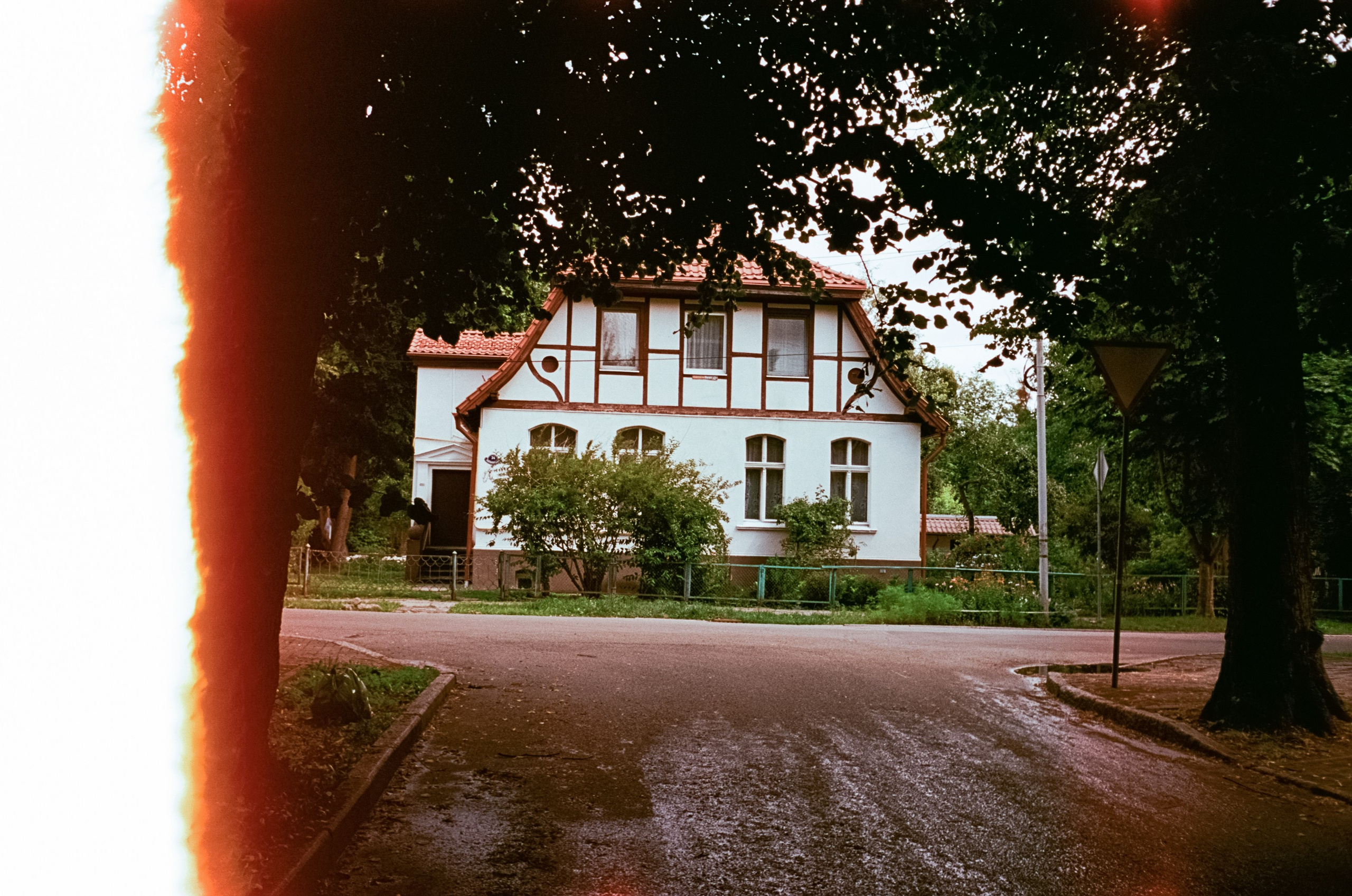 Калининград в солнечный день 7 июля 2024 года / Aerocolor IV / Minox 35GT (2)