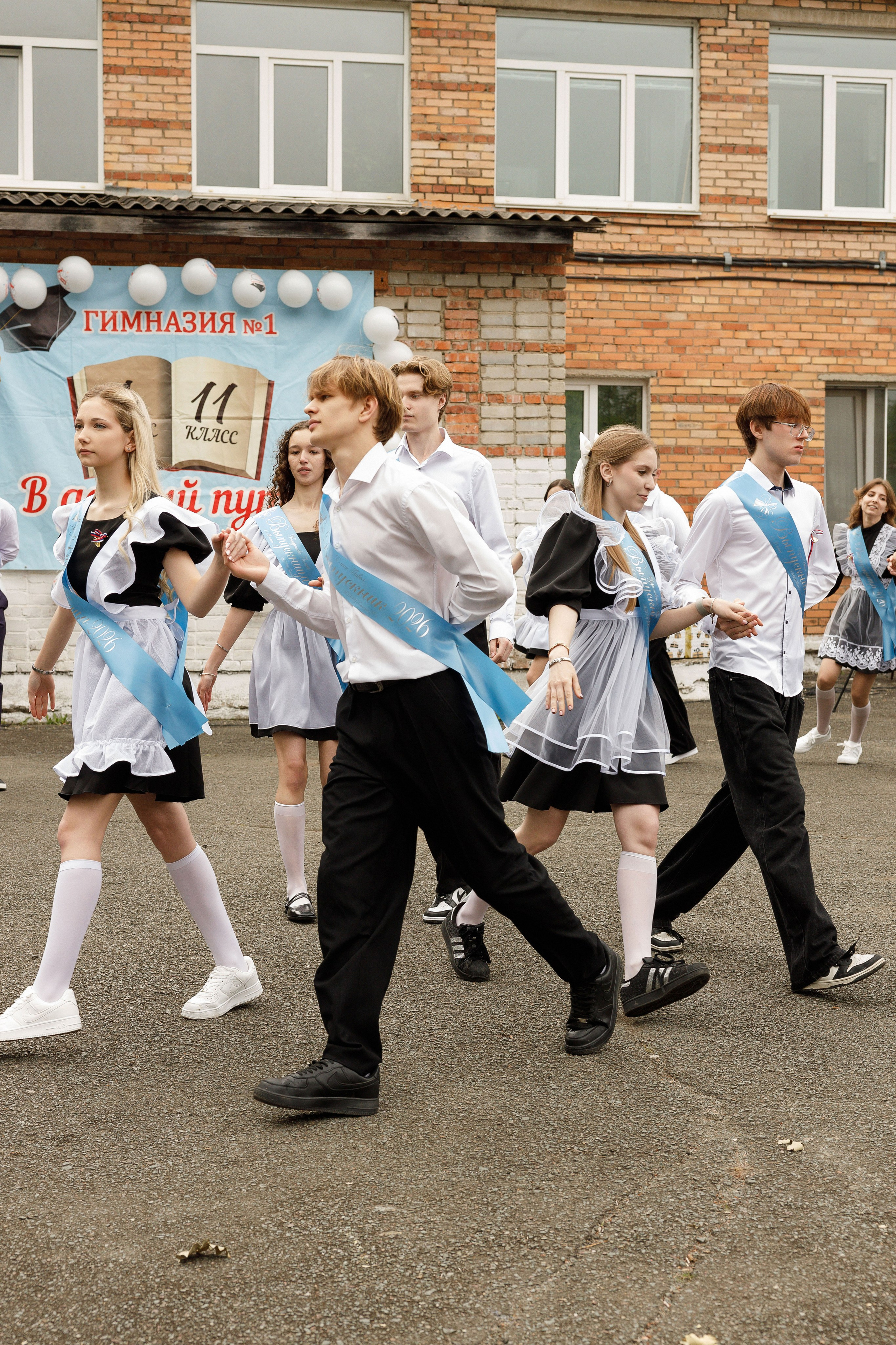 Последний звонок Гимназия Артем. Photoalbum-vl.ru