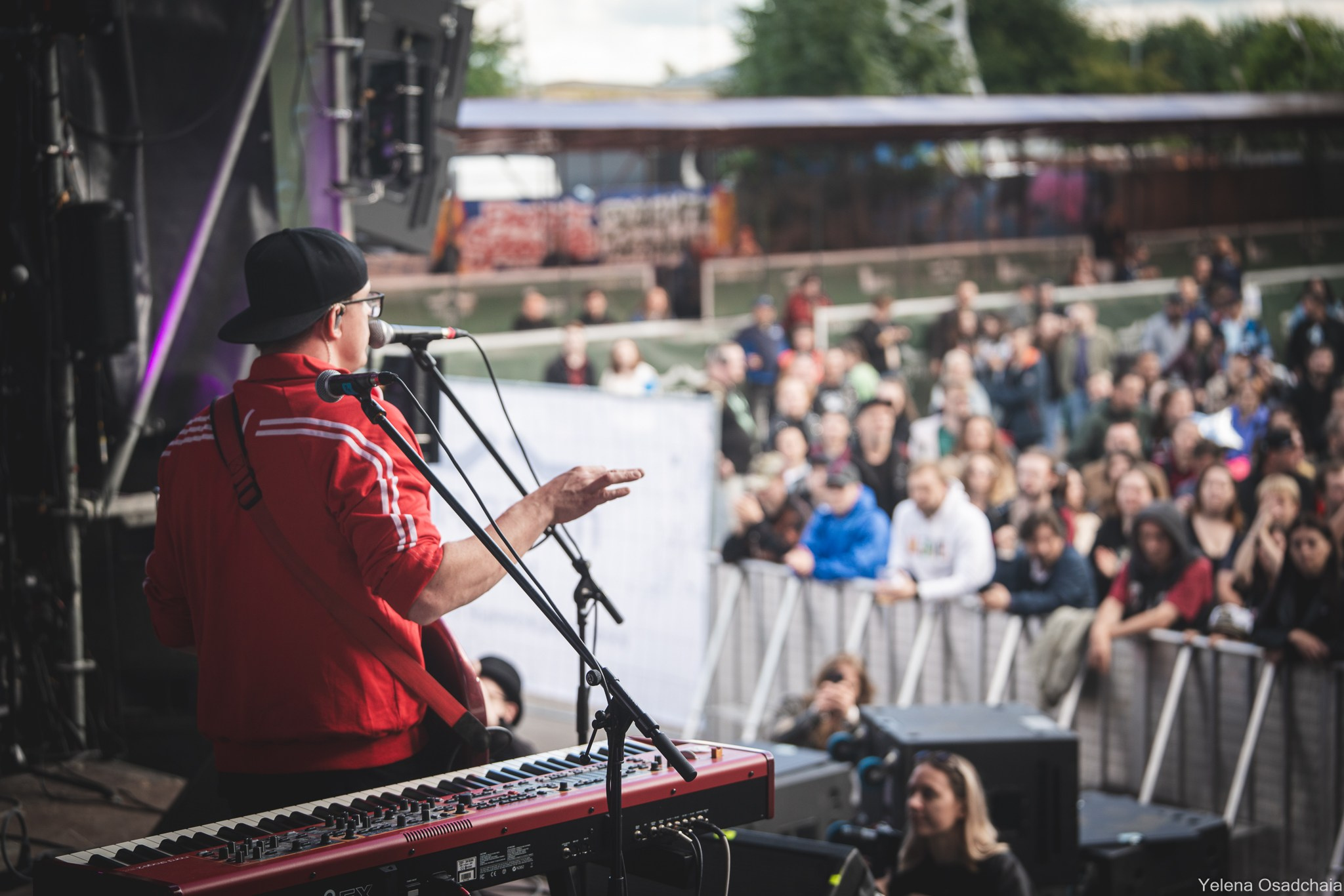 Живой 2025 — День 1. Елена Осадчая — фотографирую музыку на сцене и в жизни