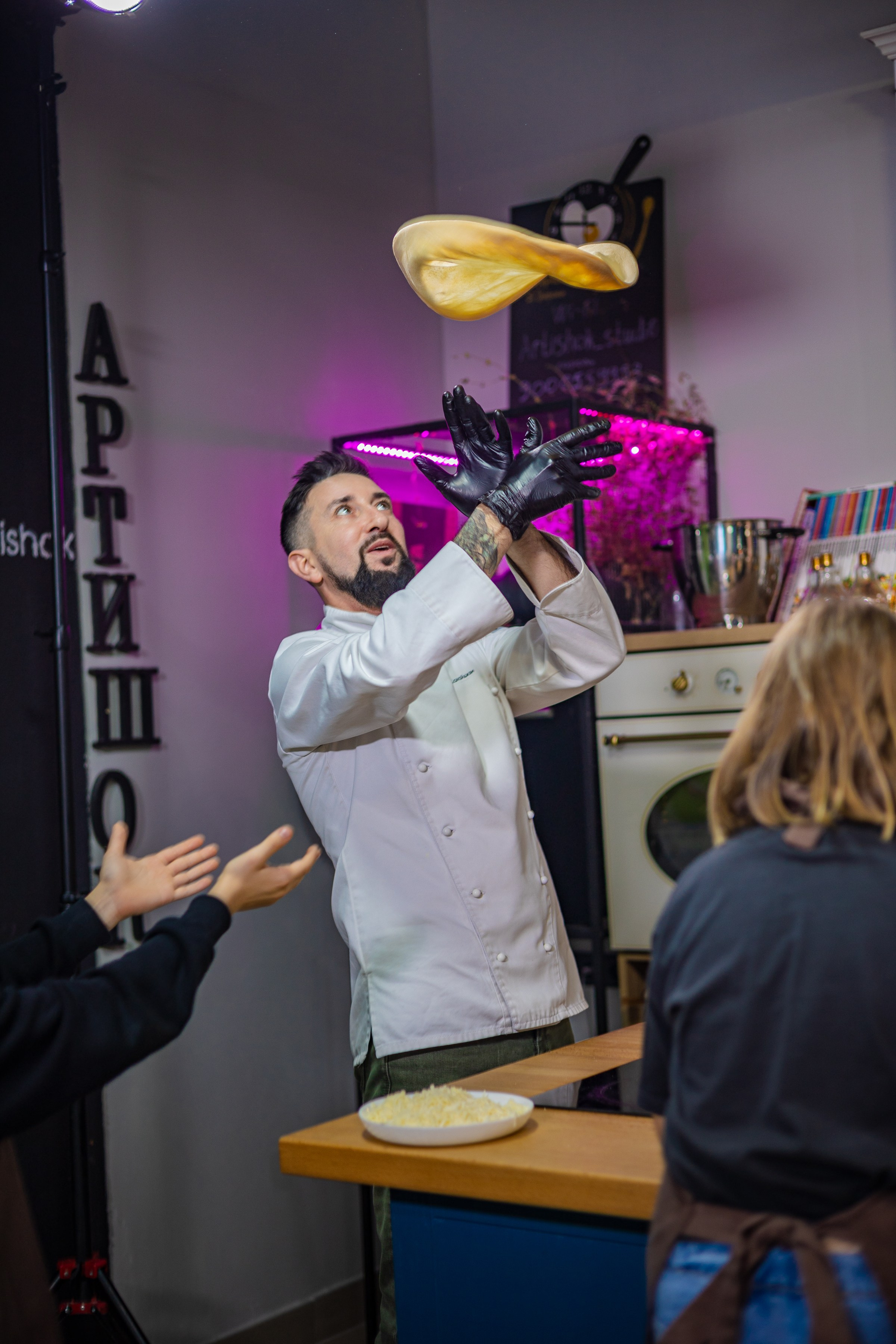 Студия артишок шеф бросает тесто вверх до мастер классе