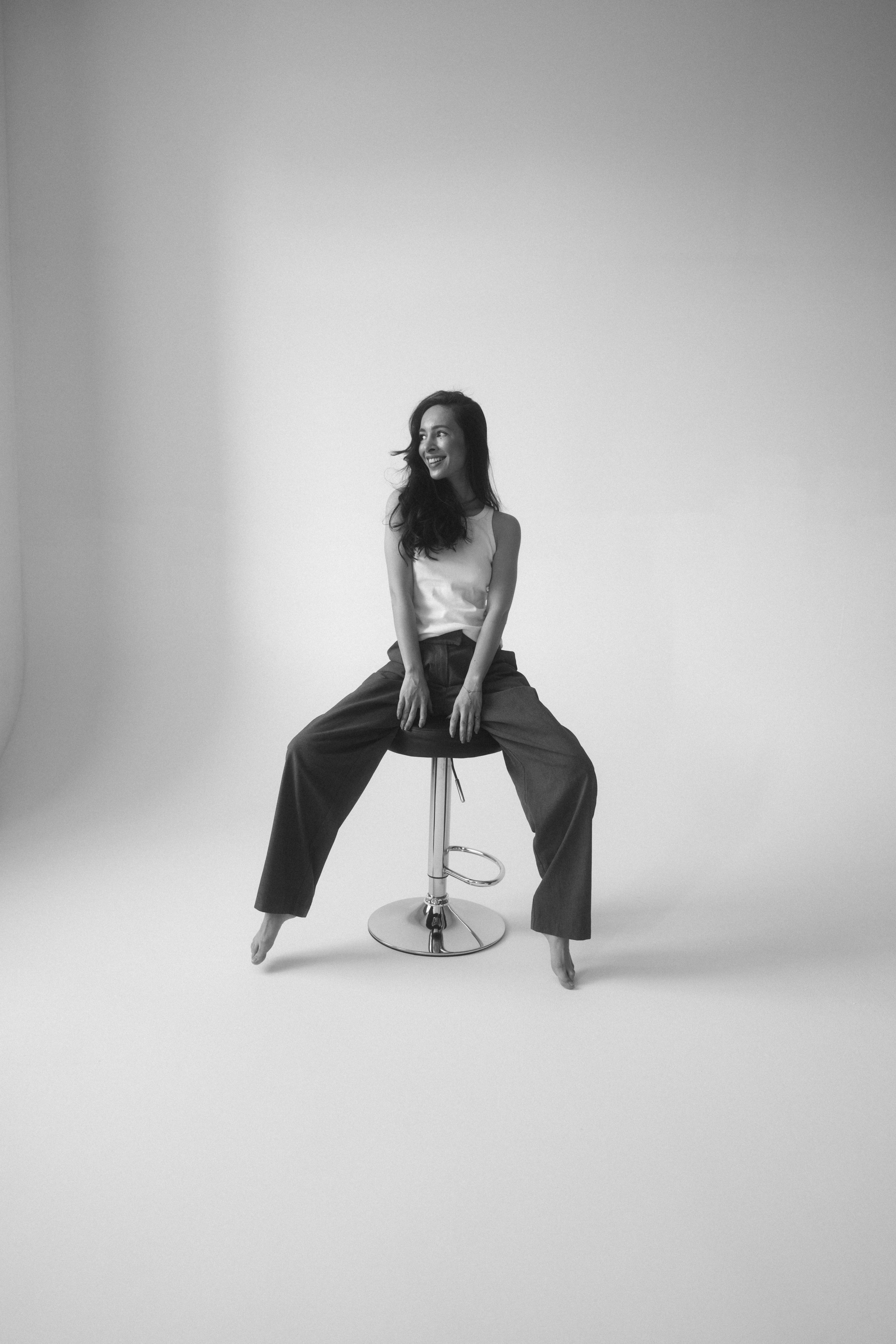 Женская портретная чб фотосессия в студии на циклораме в Казани