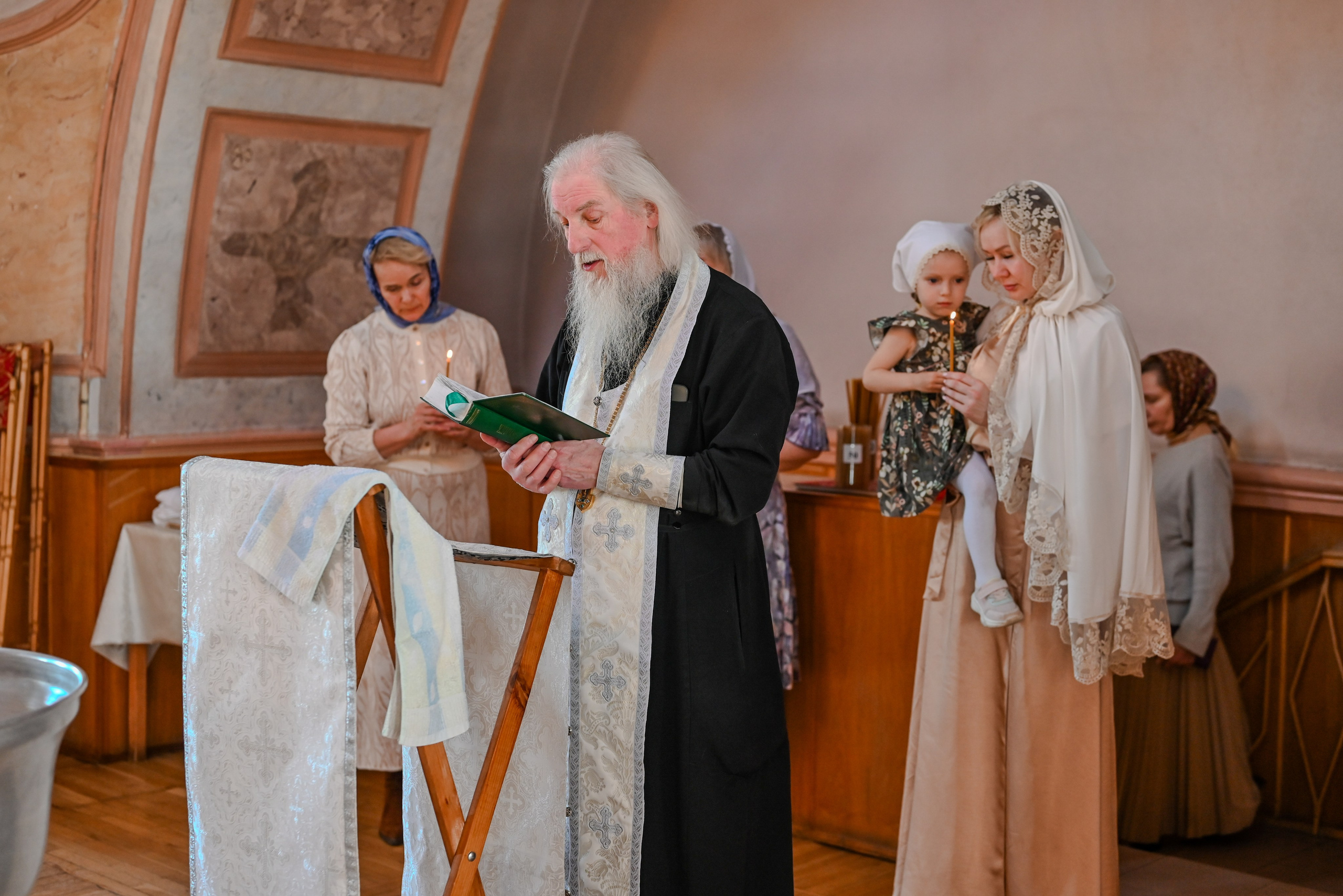 Крещение мама Анна. Семейный и детский фотограф Москва