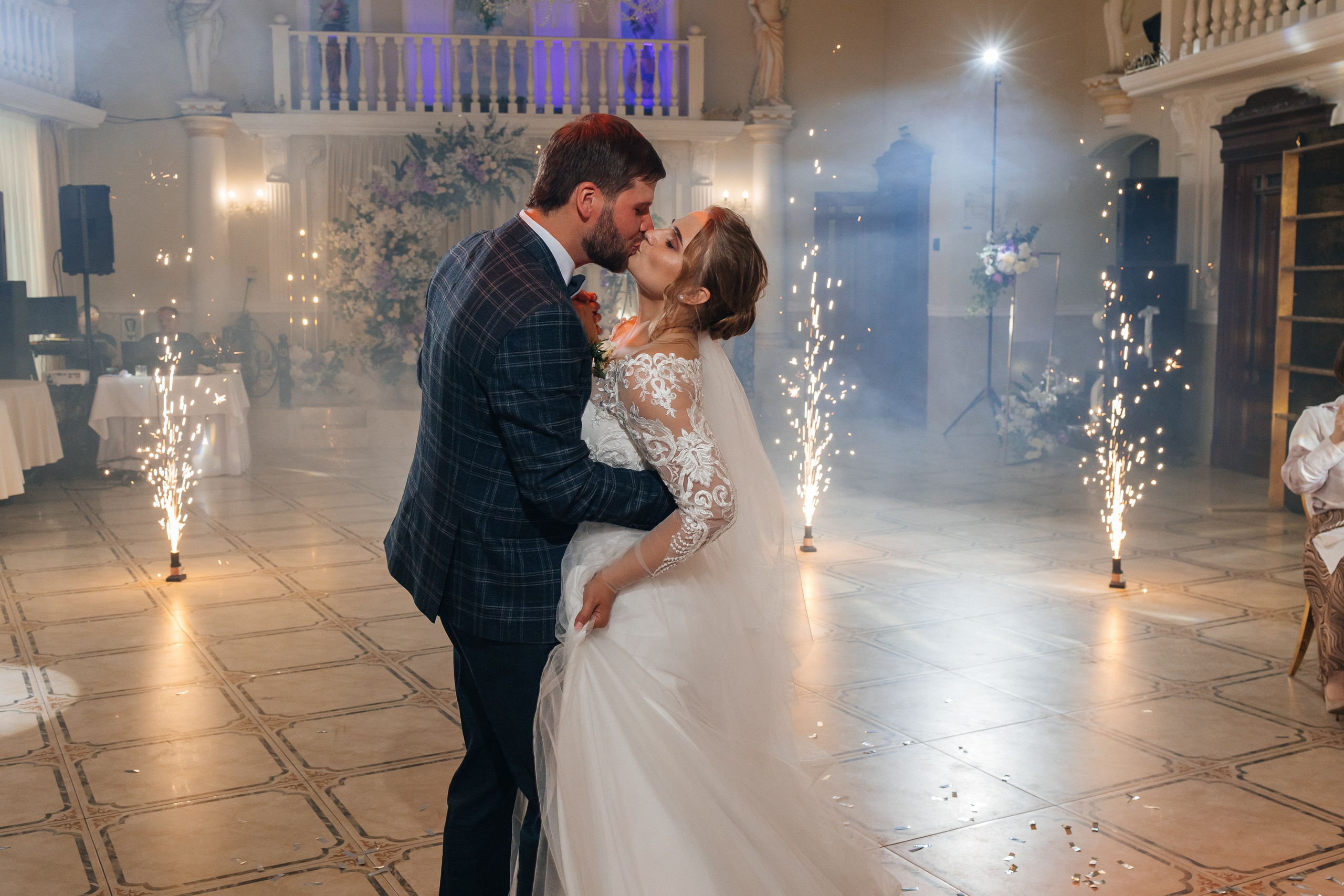 Трогательная выездная церемония в уютном ресторане. Олег Сверчков | Свадебный фотограф Вологда