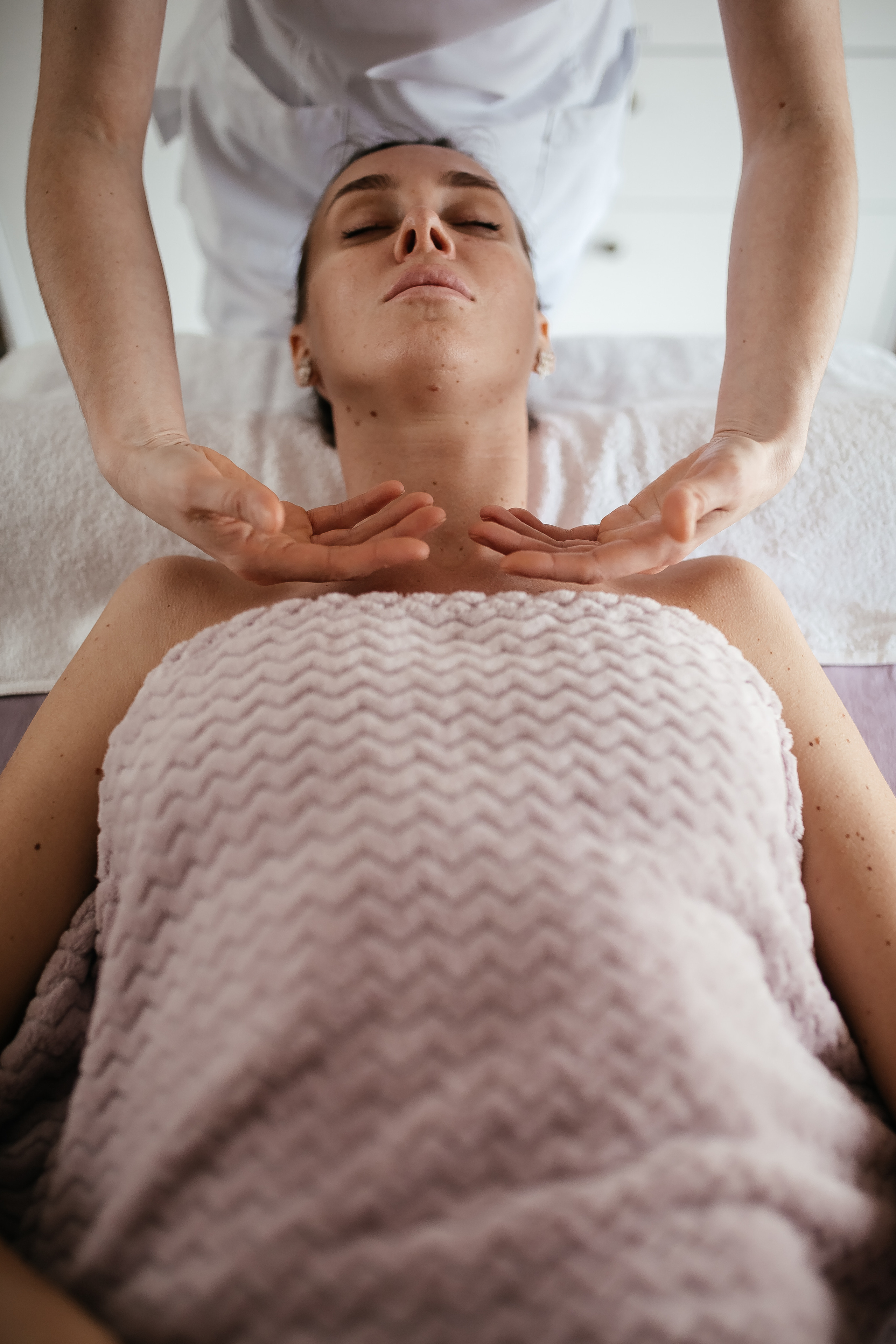 Массаж лица. Светлая тема. ФОТО ВИДЕО ПРОДАКШН Санкт-Петербург Москва фотограф Мария Хрусталева