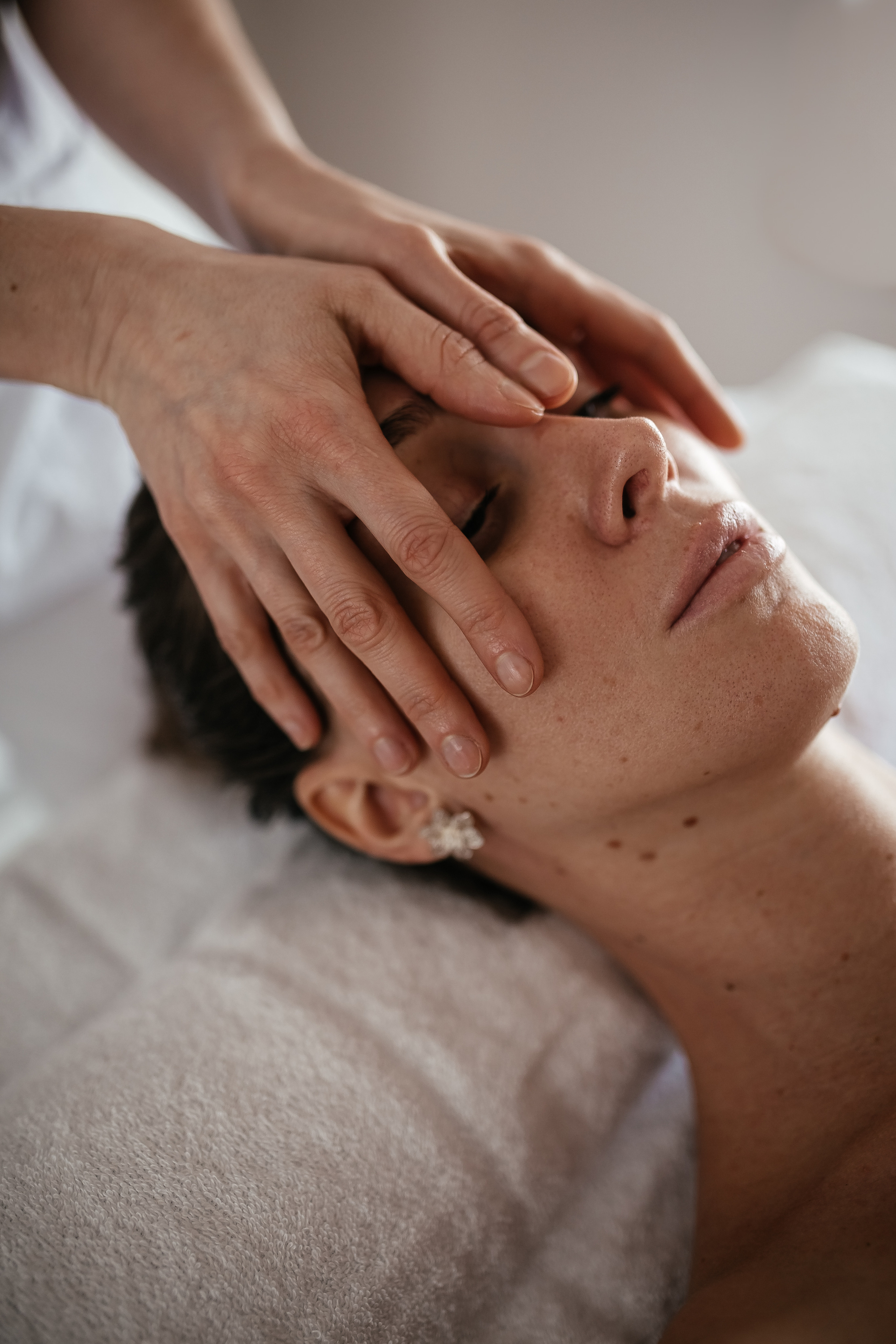 Массаж лица. Светлая тема. ФОТО ВИДЕО ПРОДАКШН Санкт-Петербург Москва фотограф Мария Хрусталева