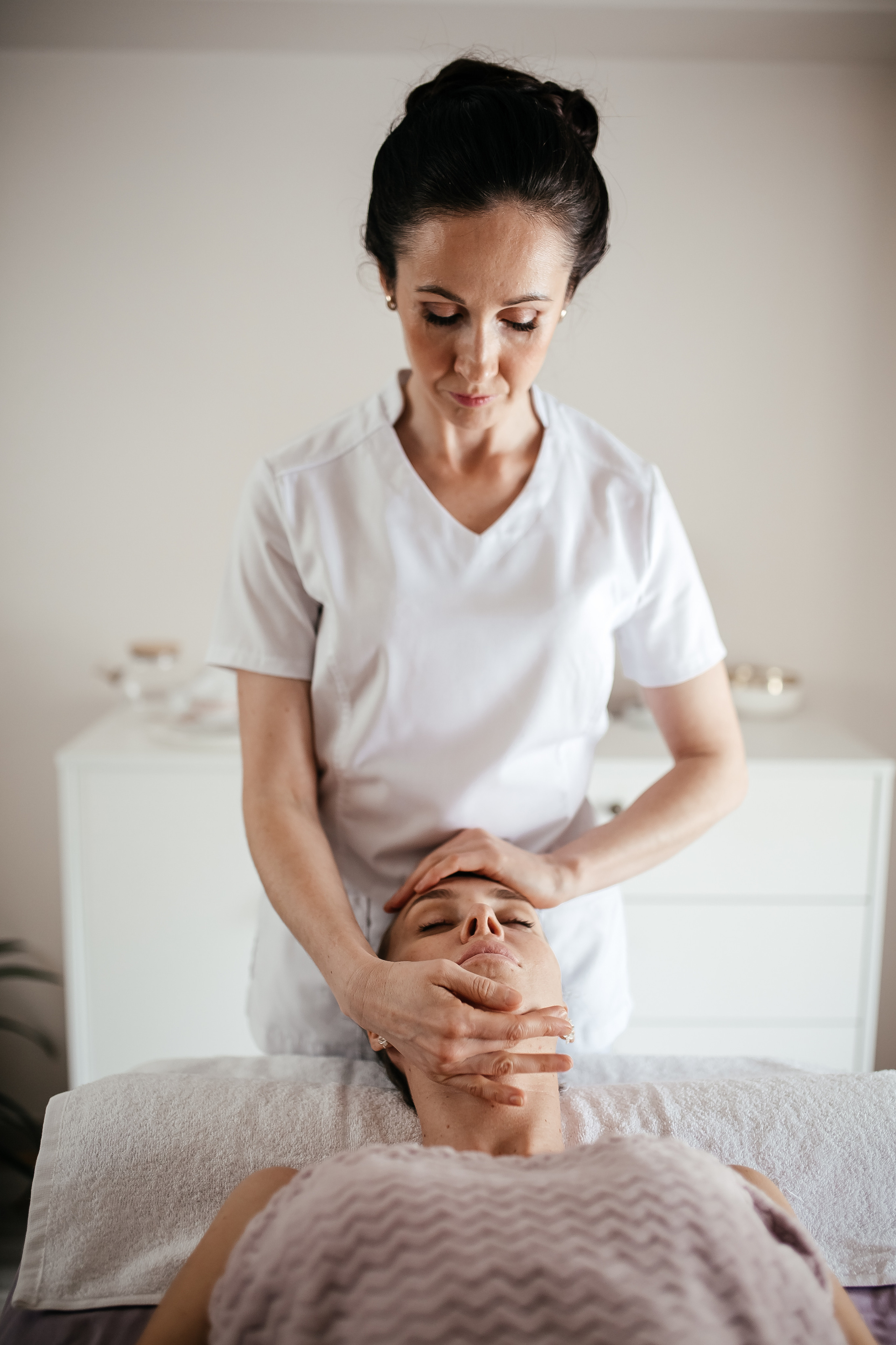 Массаж лица. Светлая тема. ФОТО ВИДЕО ПРОДАКШН Санкт-Петербург Москва фотограф Мария Хрусталева