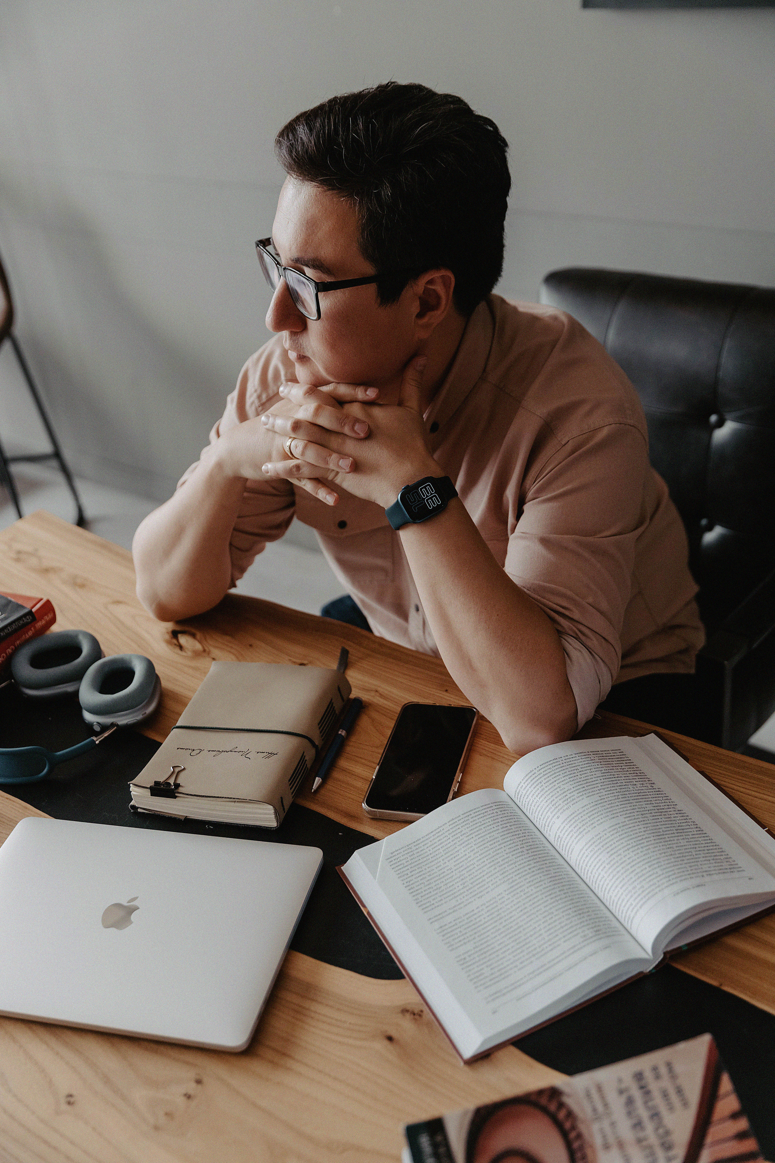 Фотосессия Артура в фотостудии Lighthub. Свадебный, семейный и портретный фотограф в Алматы, Костанай