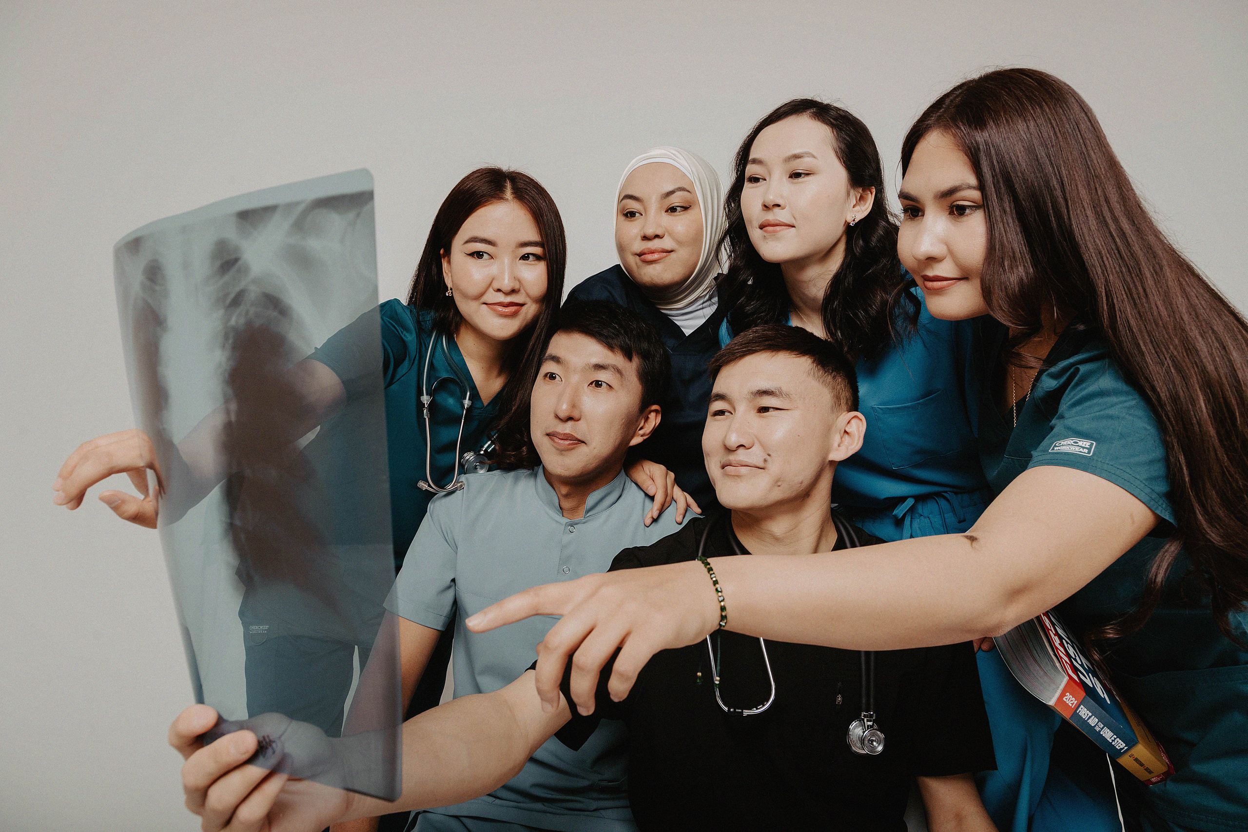 Фотосессия в фотостудии Пространство «Выпускной». Свадебный, семейный и портретный фотограф в Алматы, Костанай