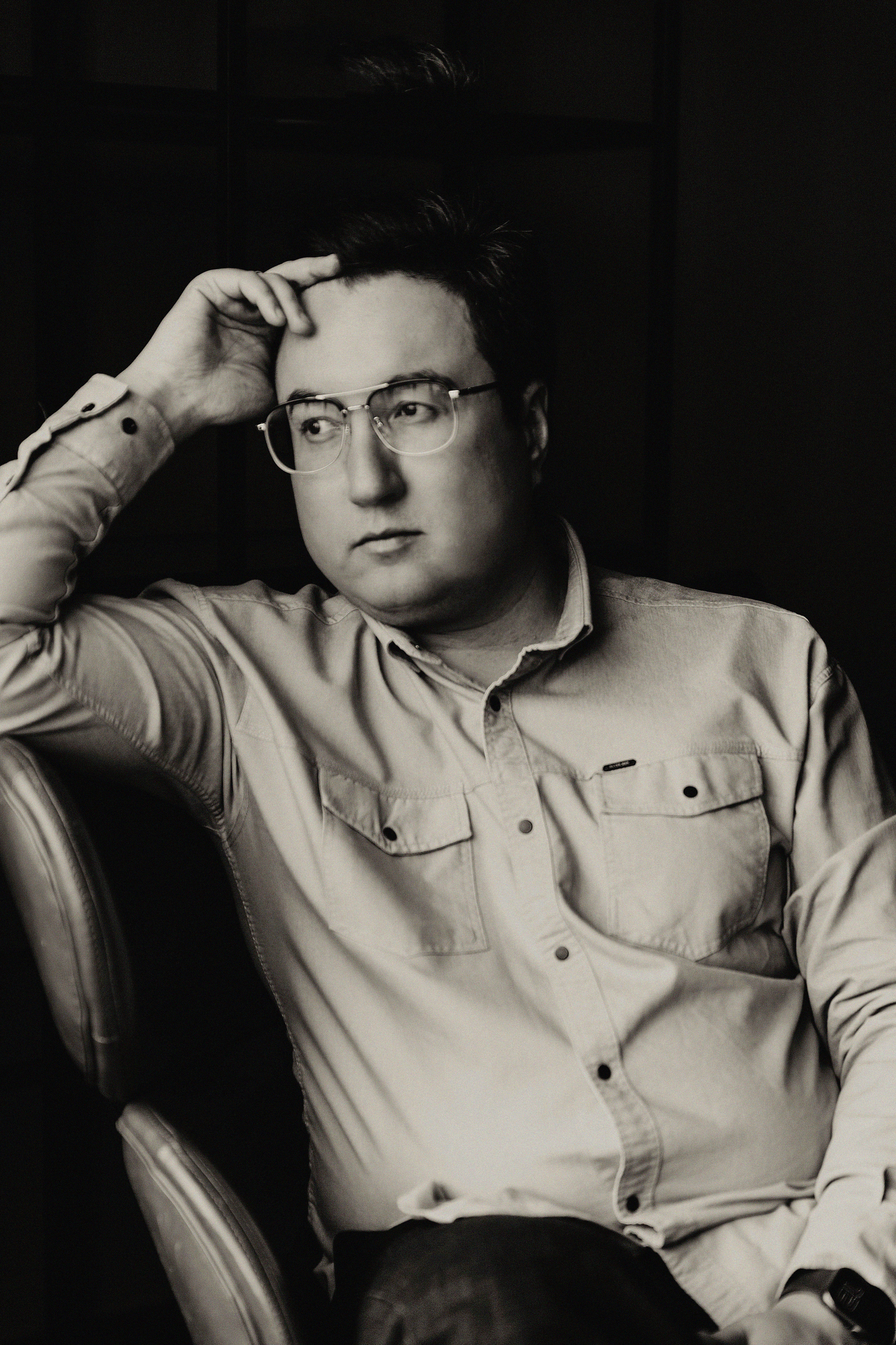 Фотосессия Артура в фотостудии Lighthub. Свадебный, семейный и портретный фотограф в Алматы, Костанай