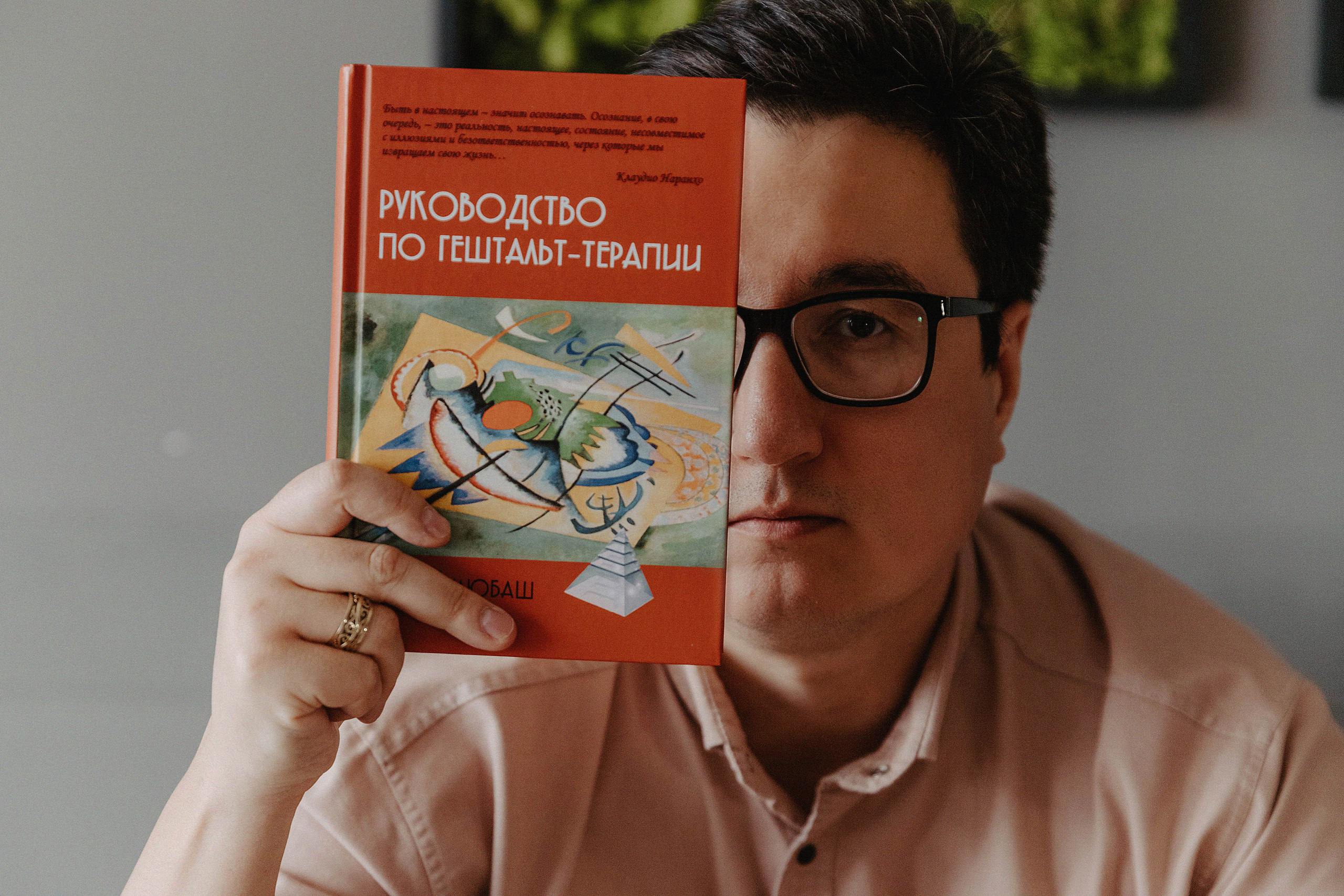 Фотосессия Артура в фотостудии Lighthub. Свадебный, семейный и портретный фотограф в Алматы, Костанай