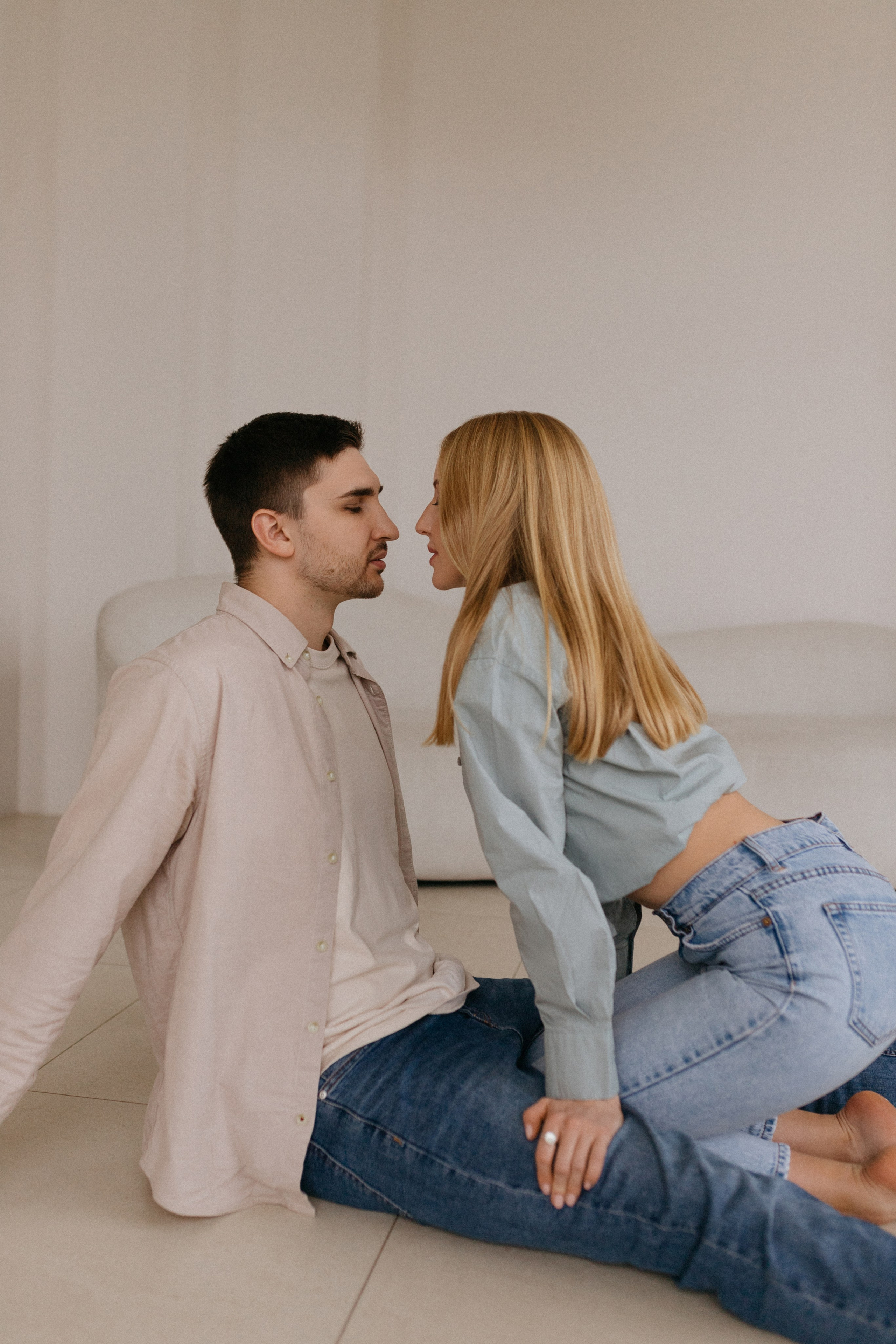 Парная фотосессия в минималистичной студии. Сестры Карабаза. Фотографы и ретушеры в Москве и Санкт-Петербурге