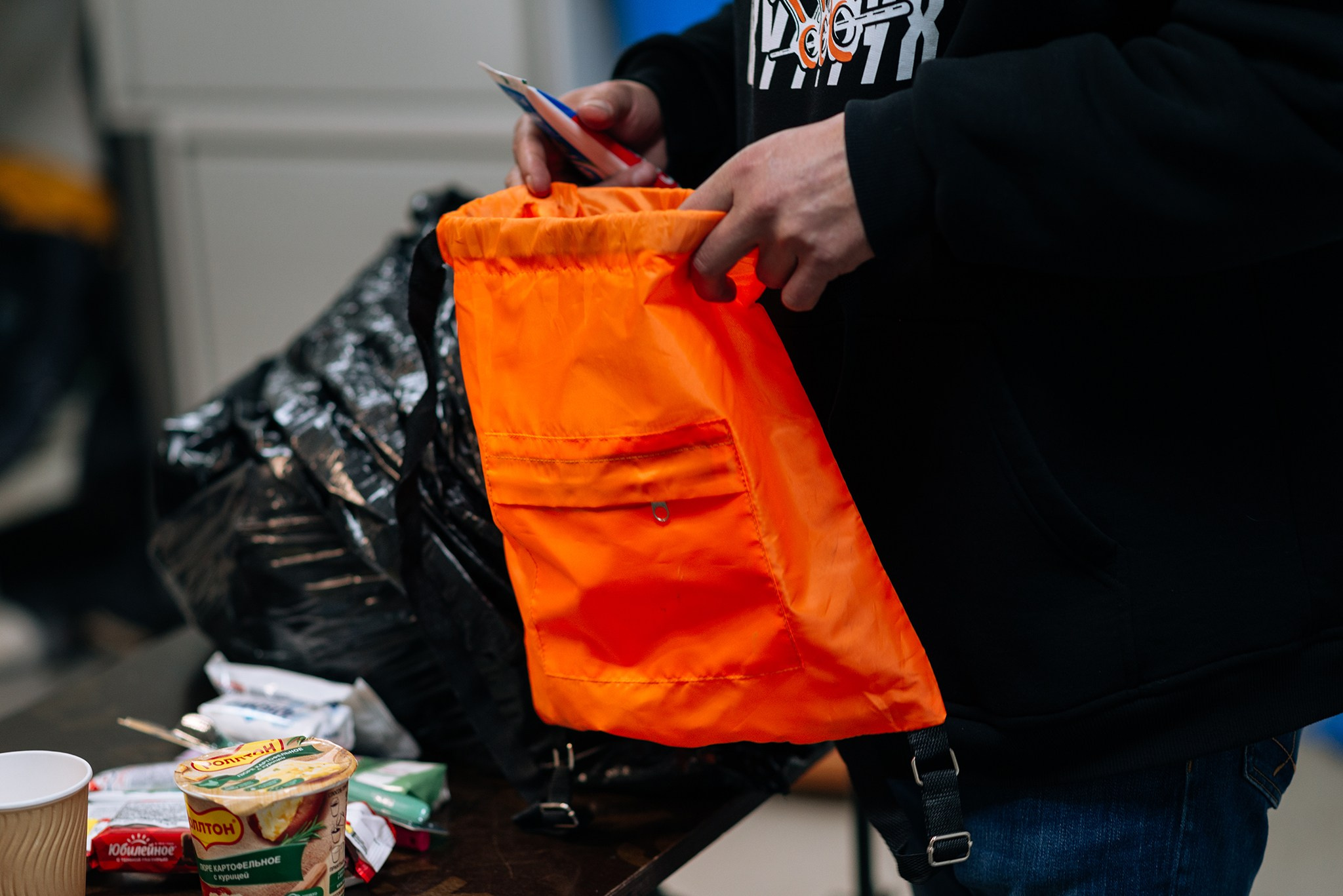 Выдача подарков в Пункте обогрева и Ночном приюте. Репортажный фотограф в Санкт-Петербурге Анастасия Клёпова