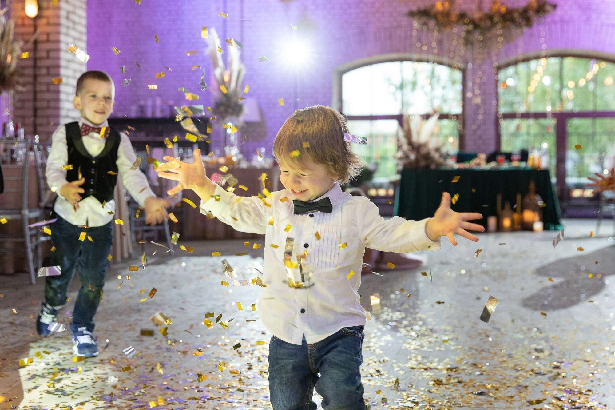 Ребенок и конфетти на свадебном банкете