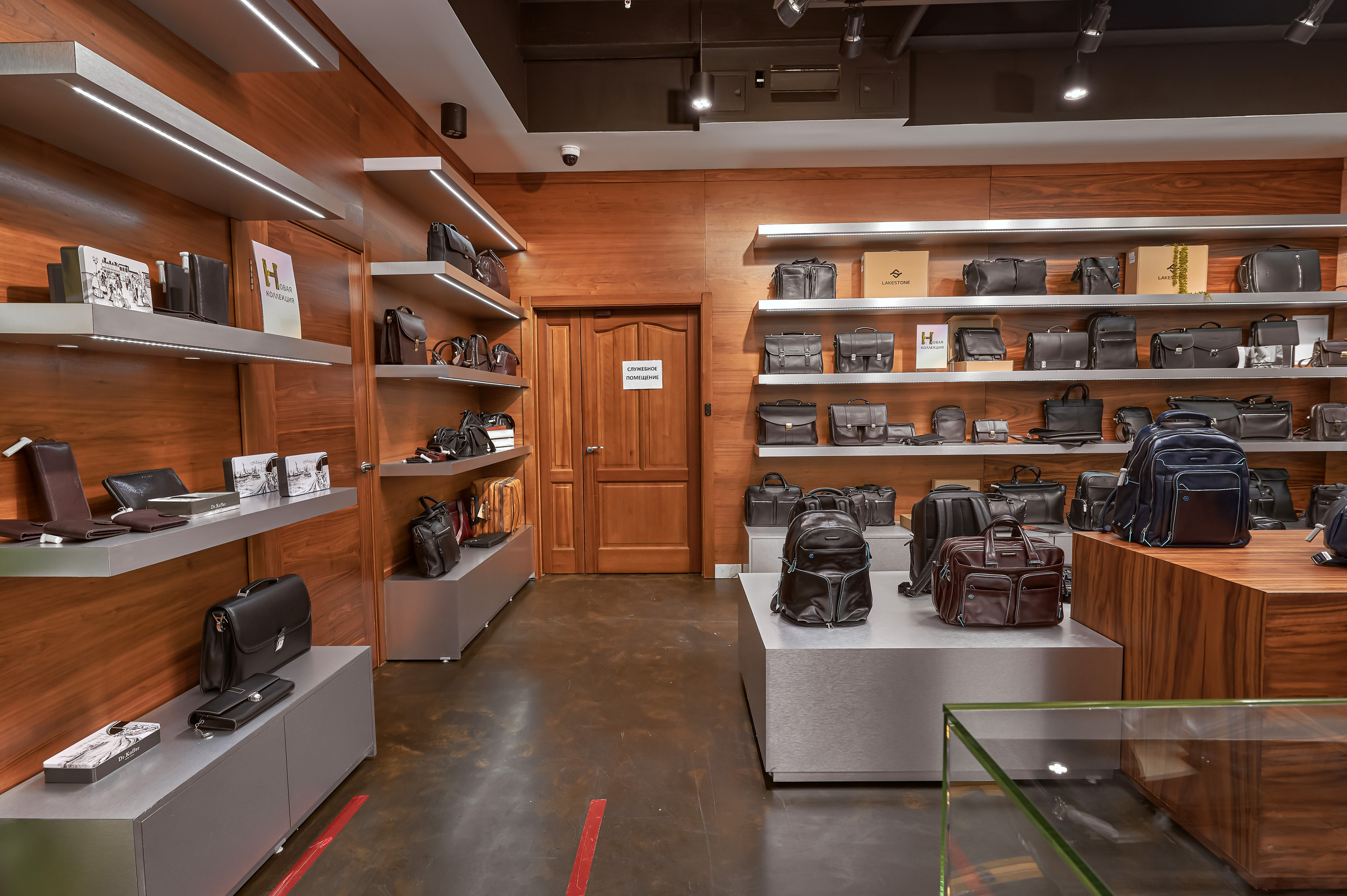 Портфолио по интерьерной и экстерьерной фотосъёмки: Мир сумок — Левый берег. Фотограф Яковлев Роман — Красноярск