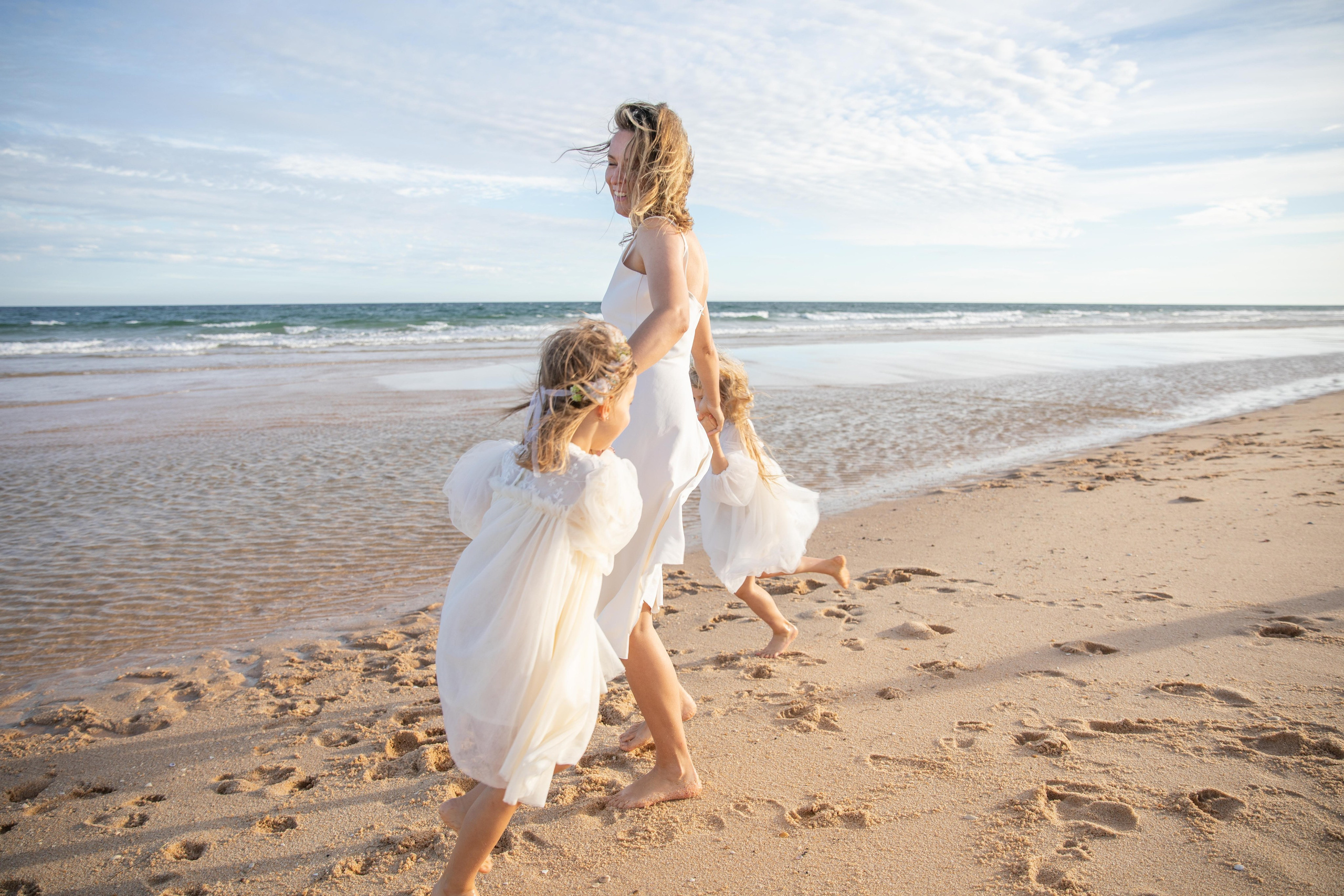 Family on the ocean. Professional Photographer in Portugal. Oksana Lomnova