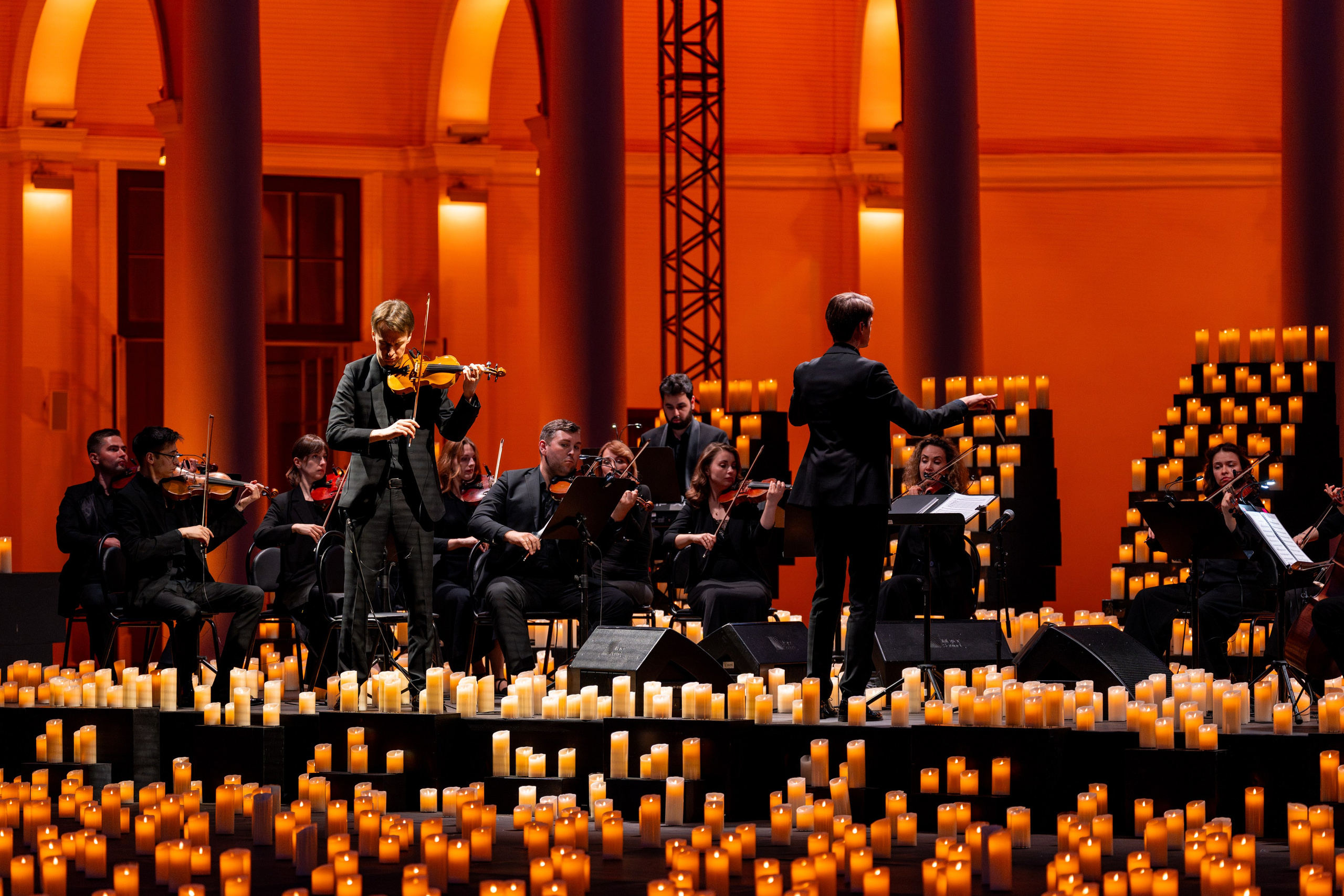 Симфонический оркестр Lumisfera при свечах. Фотограф Никита Комаров