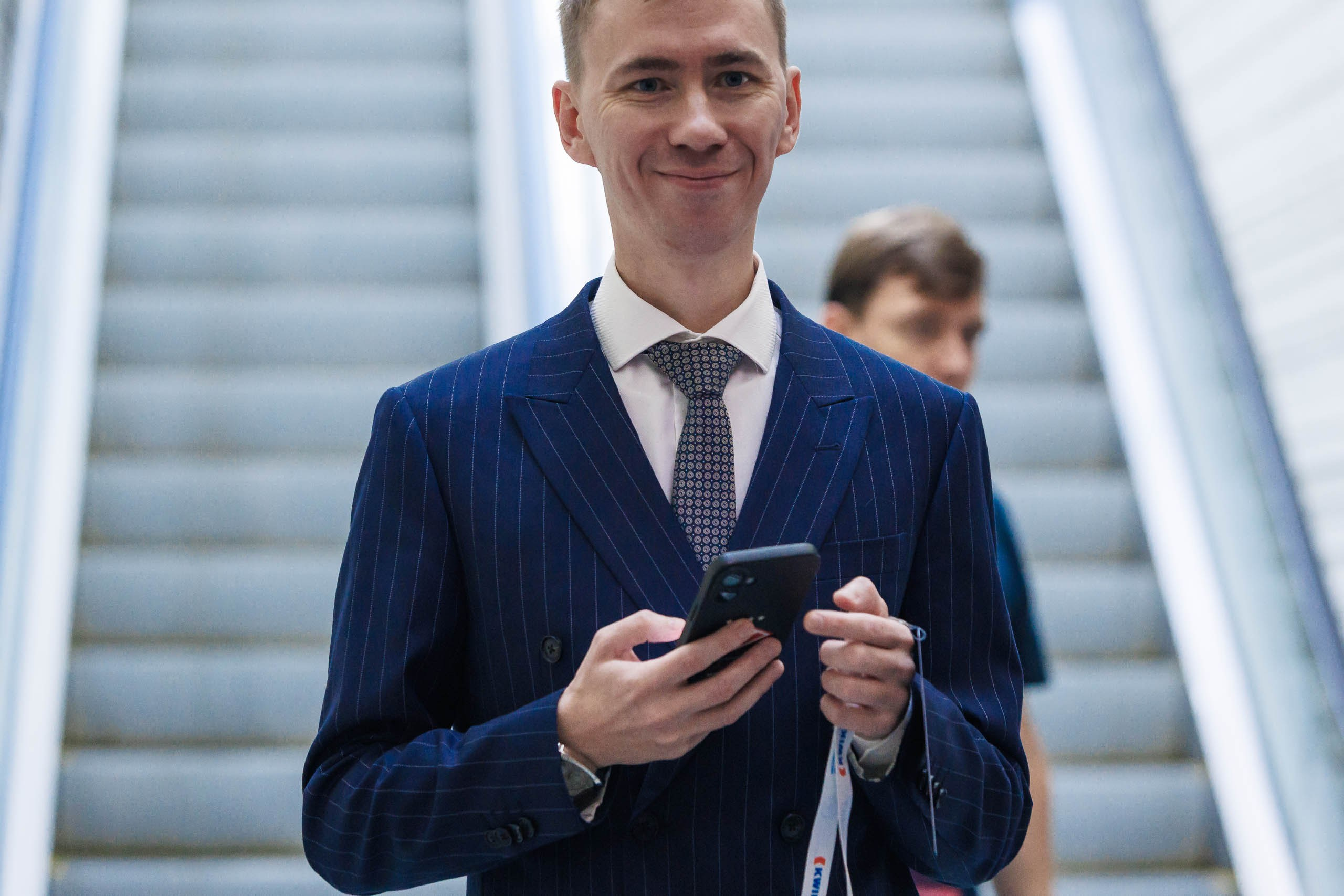 Официальное групповое фото участников вечернего приема форума, элегантная атмосфера