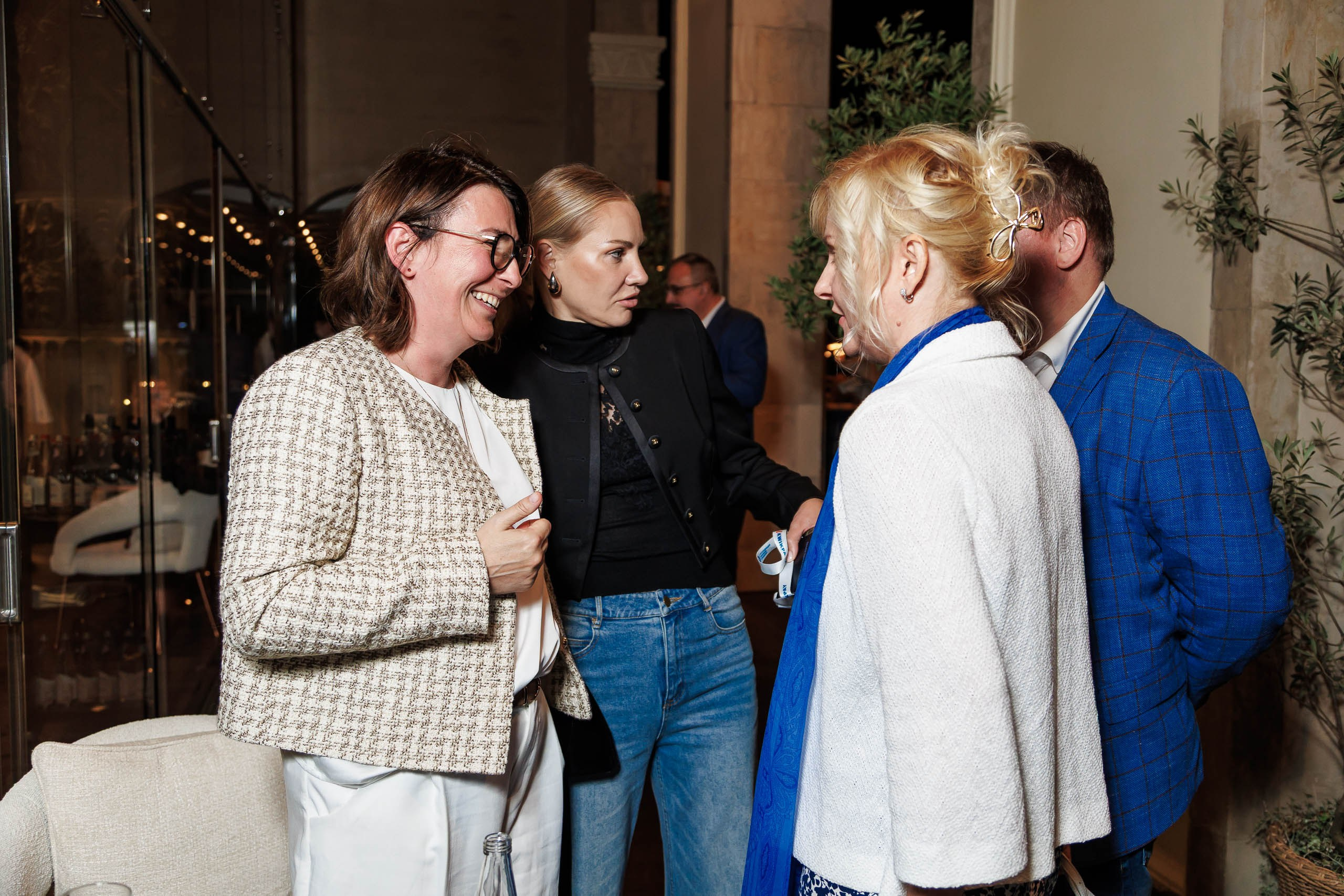 Награждение активных участников форума памятными медалями