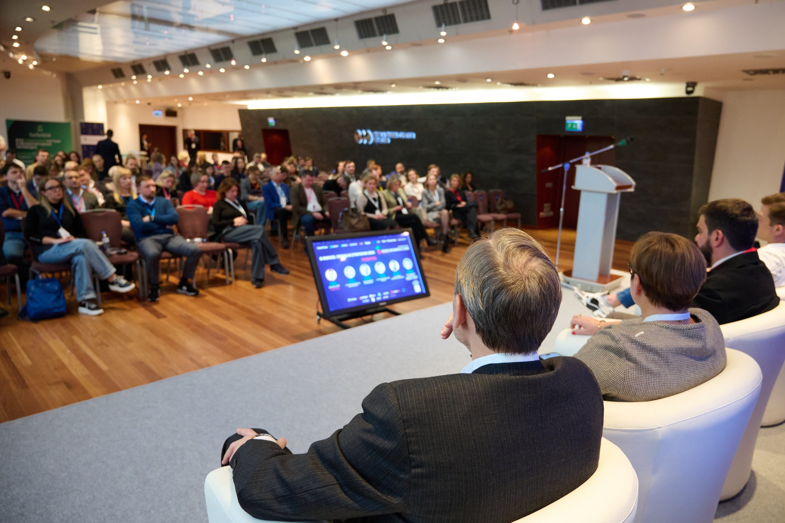 Redis Business Class — В фокусе. Планы и стратегии 2025. Репортажный фотограф в Москве и Санкт-Петербурге — Профессиональная съёмка мероприятий | Данила Золкин