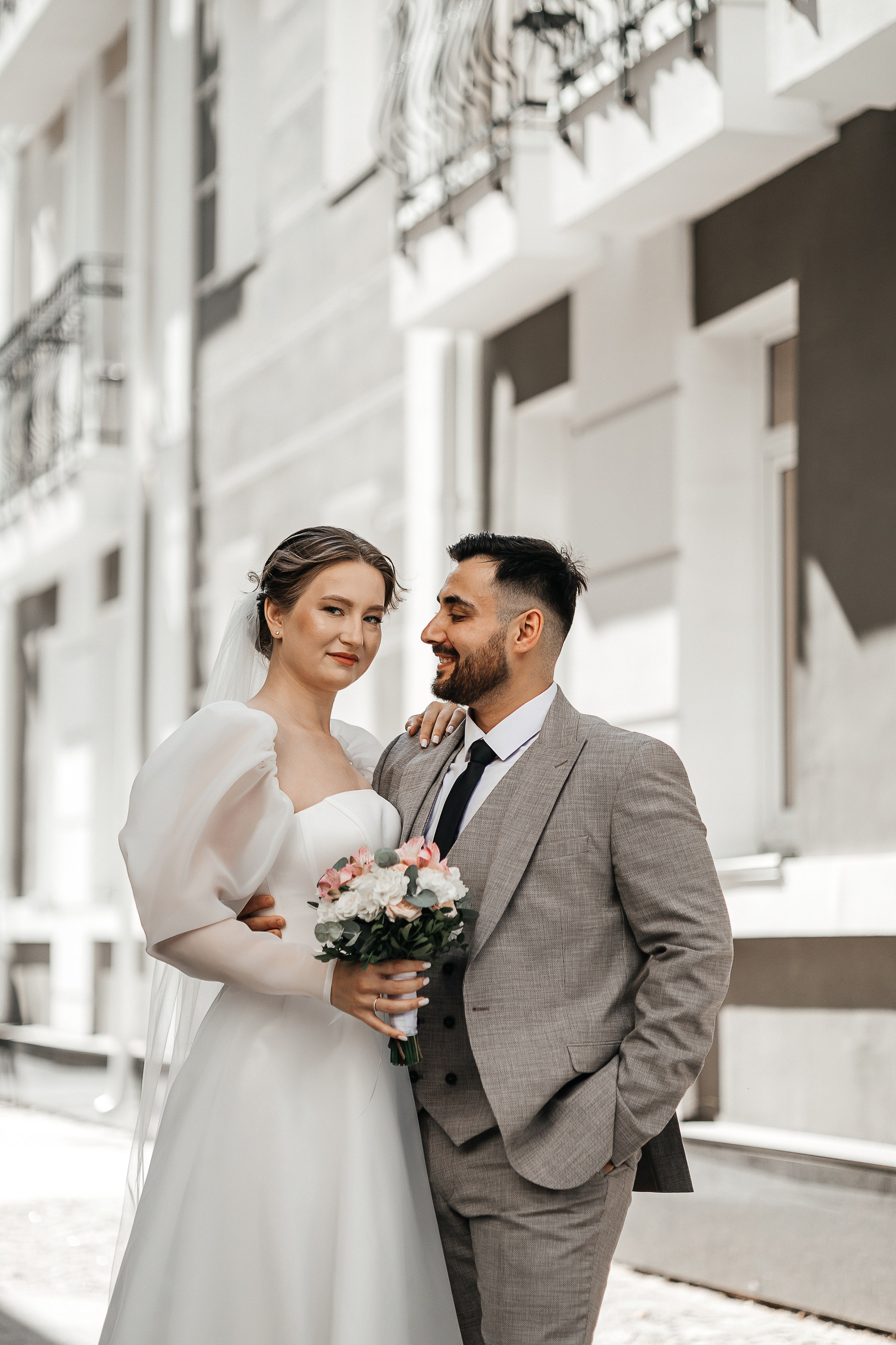 Свадебная фотосессия пары в номере отеля. Олег Сверчков | Свадебный фотограф Вологда