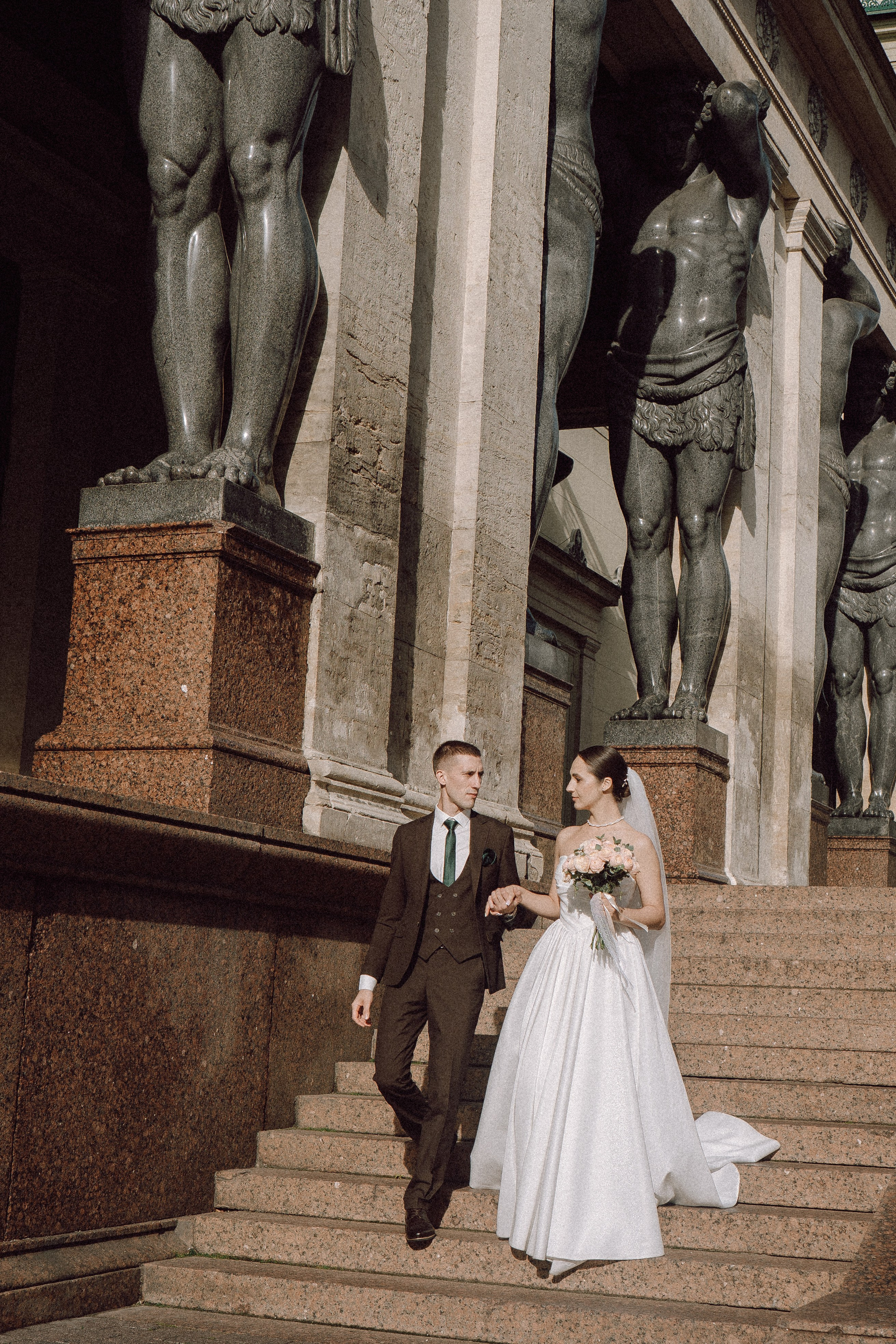 СВАДЕБНАЯ ПРОГУЛКА В САНТК-ПЕТЕРБУРГЕ (ИСАКИЕВСКИЙ СОБОР, ЗИМНЯЯ КАНАВКА, ЭРМИТАЖ И БОЛЬШАЯ МОРСКАЯ УЛИЦА). Профессиональный фотограф, Санкт-Петербург — Виктория Богомолова