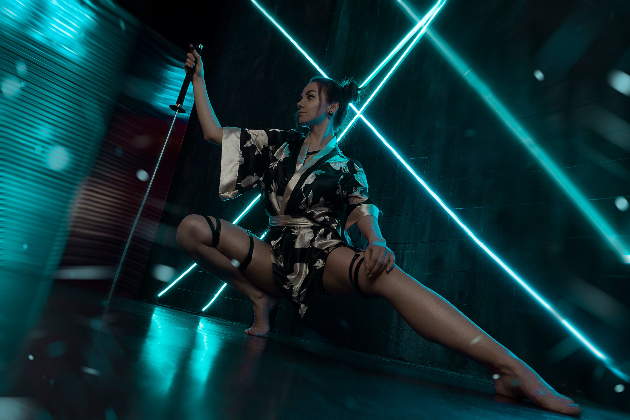 японка в кимоно и саблей в неоновой фотостудии с проектором