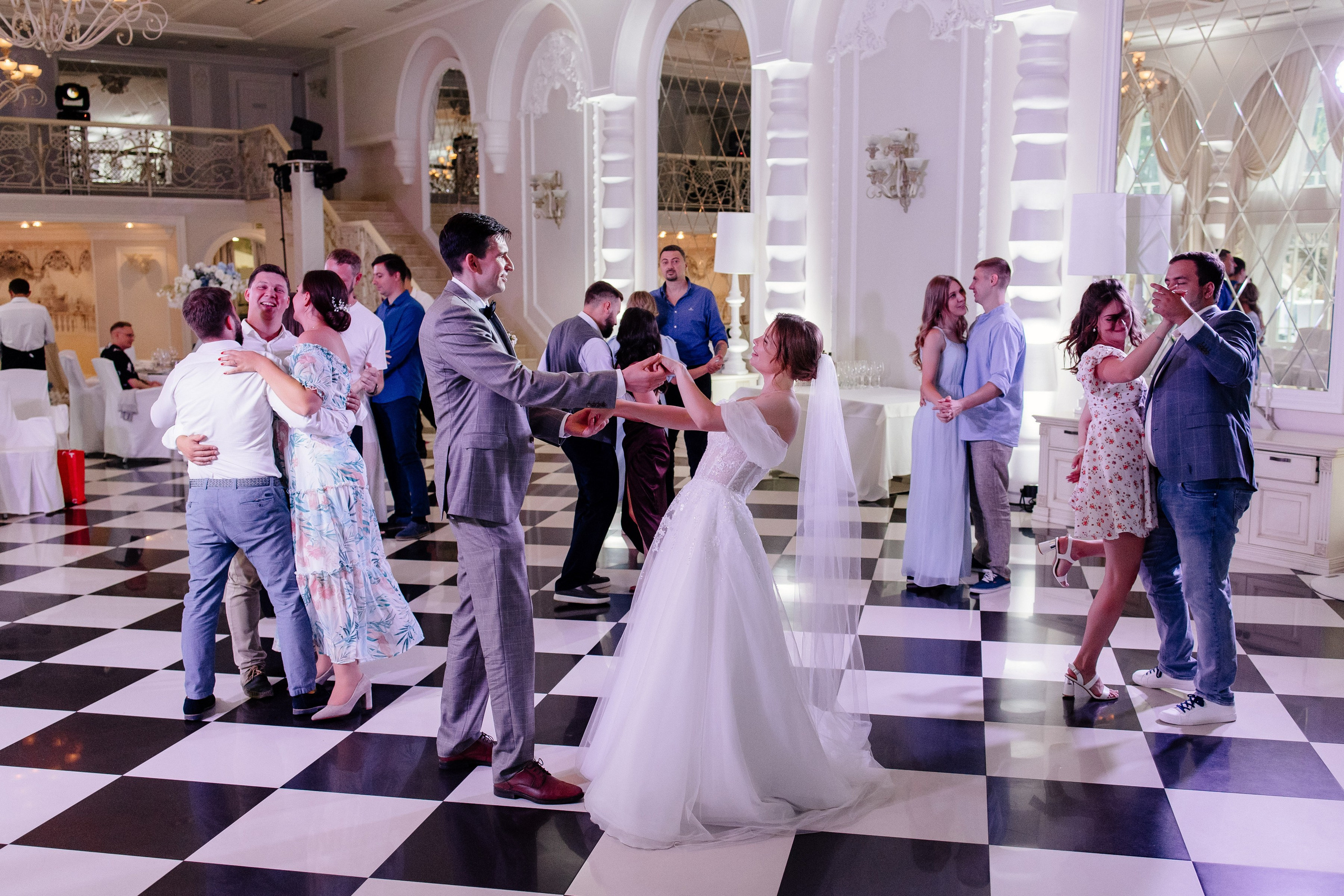 Свадебное утро в Hyatt Regency Хаятт Редженси, свадебная прогулка на Арме и банкет в О’Шалей. Свадебный и семейный фотограф Екатерина Иванова