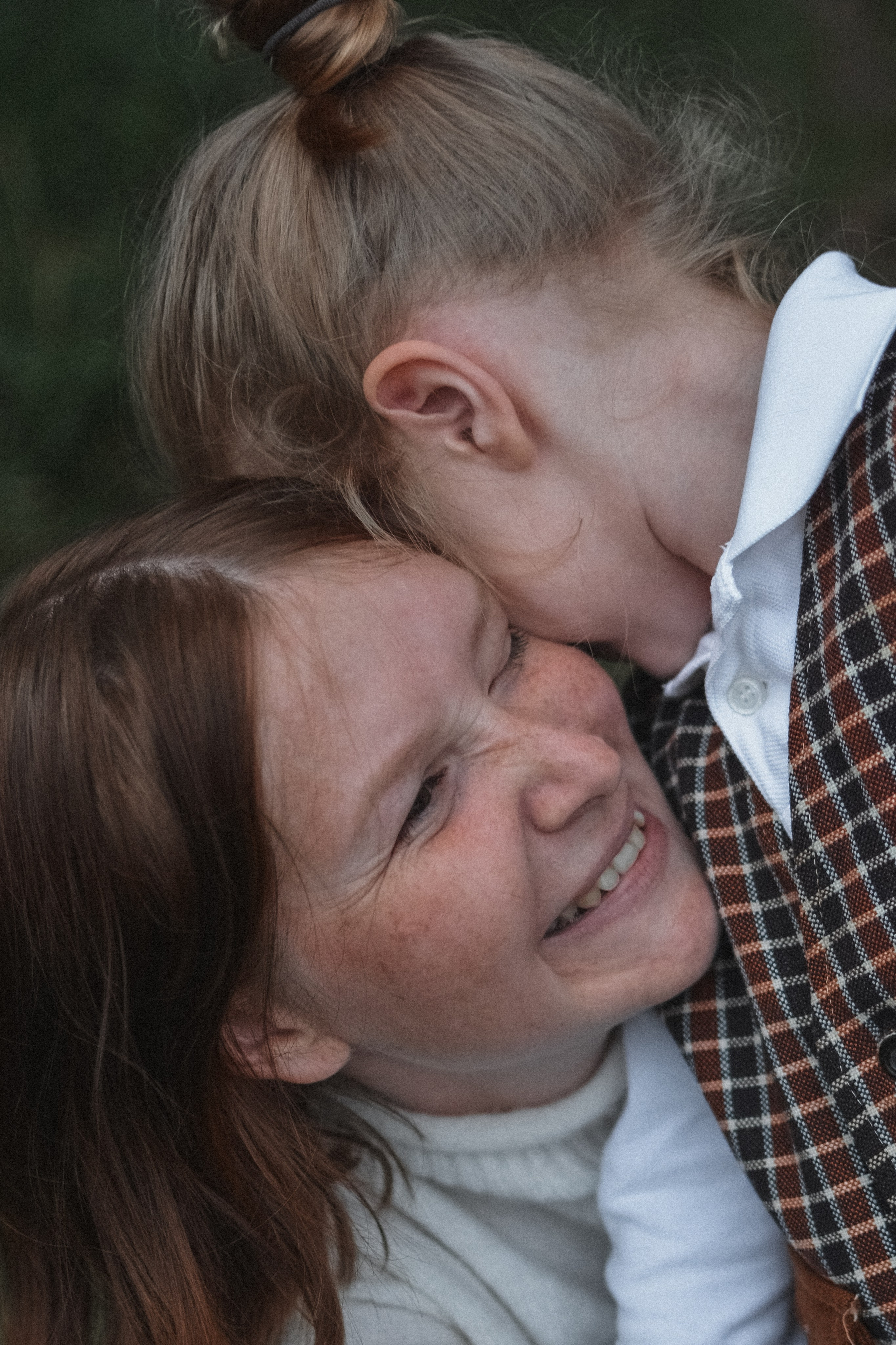 Мама и дочь в лесу. Alenasokolowa.ru