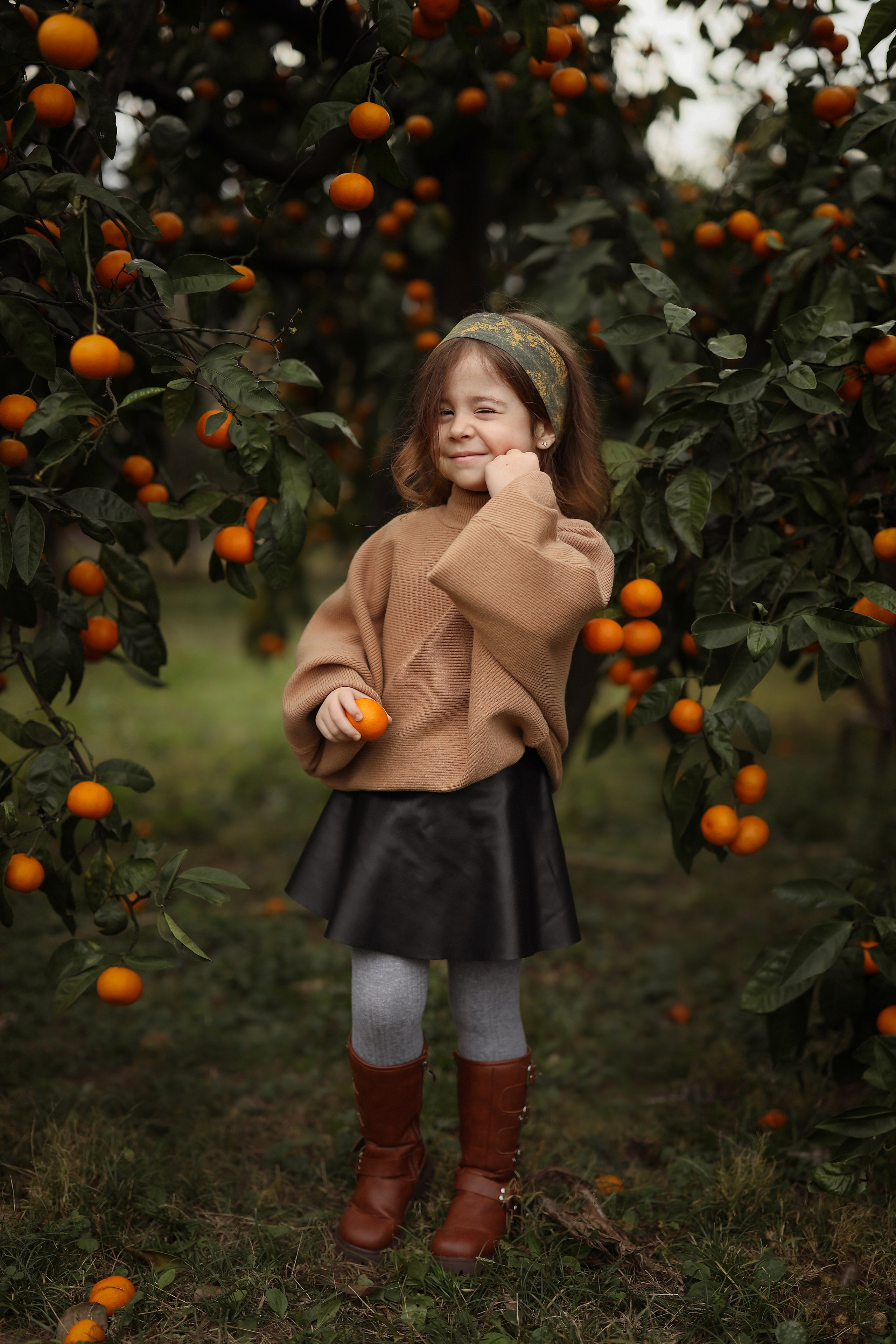 девочка в саду мандаринов