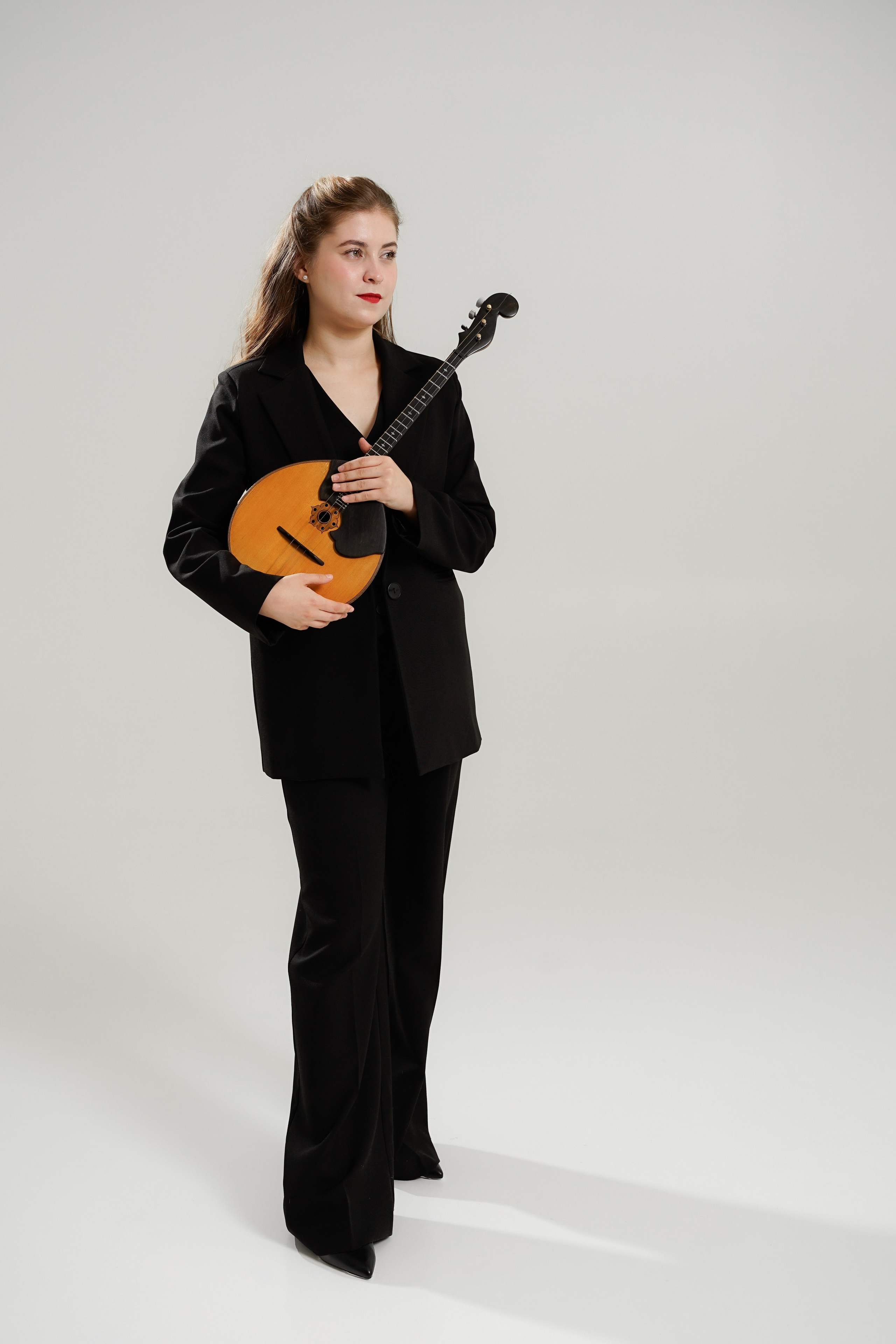 Фотосессия девушки с музыкальным инструментом