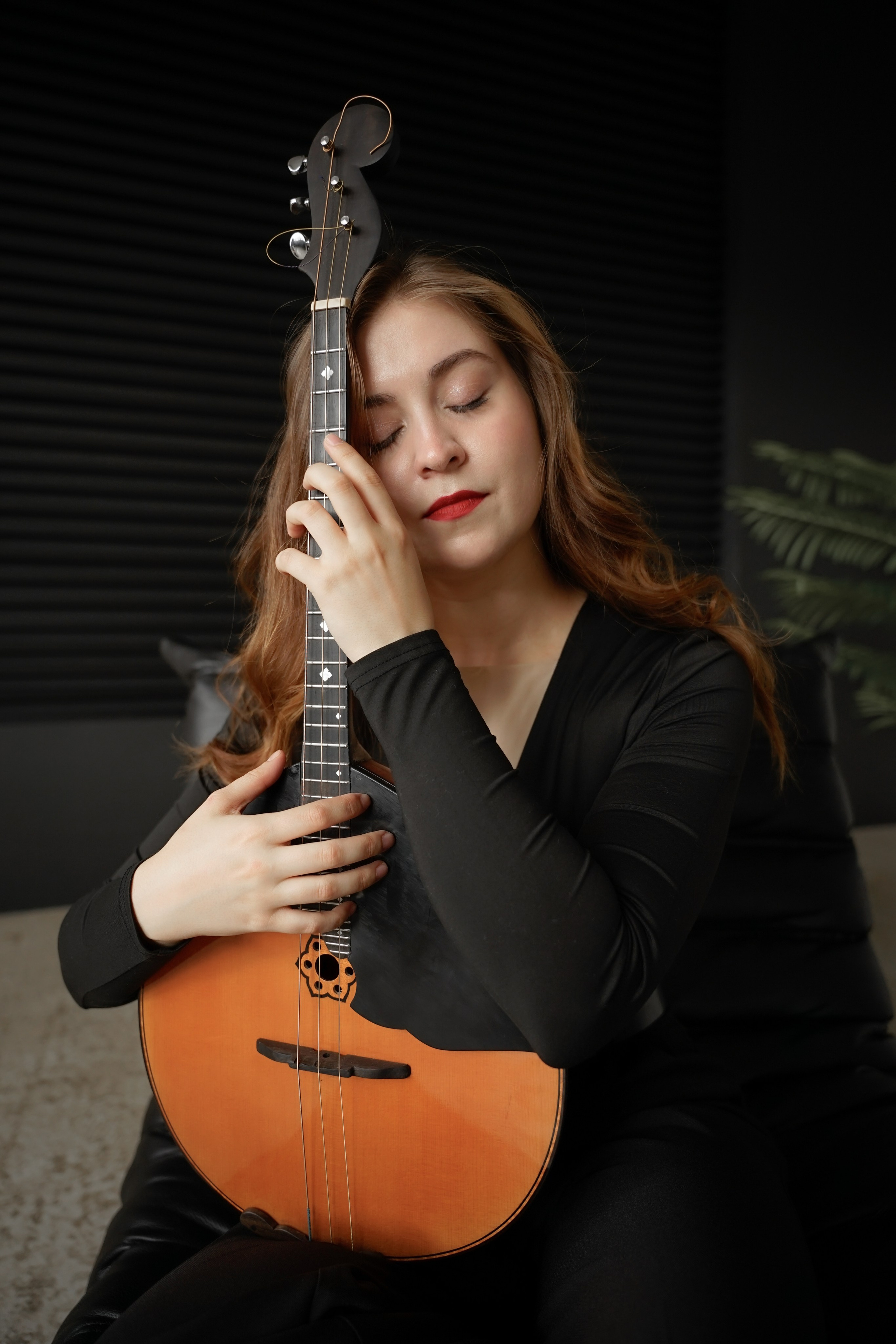 Фотосессия девушки с музыкальным инструментом