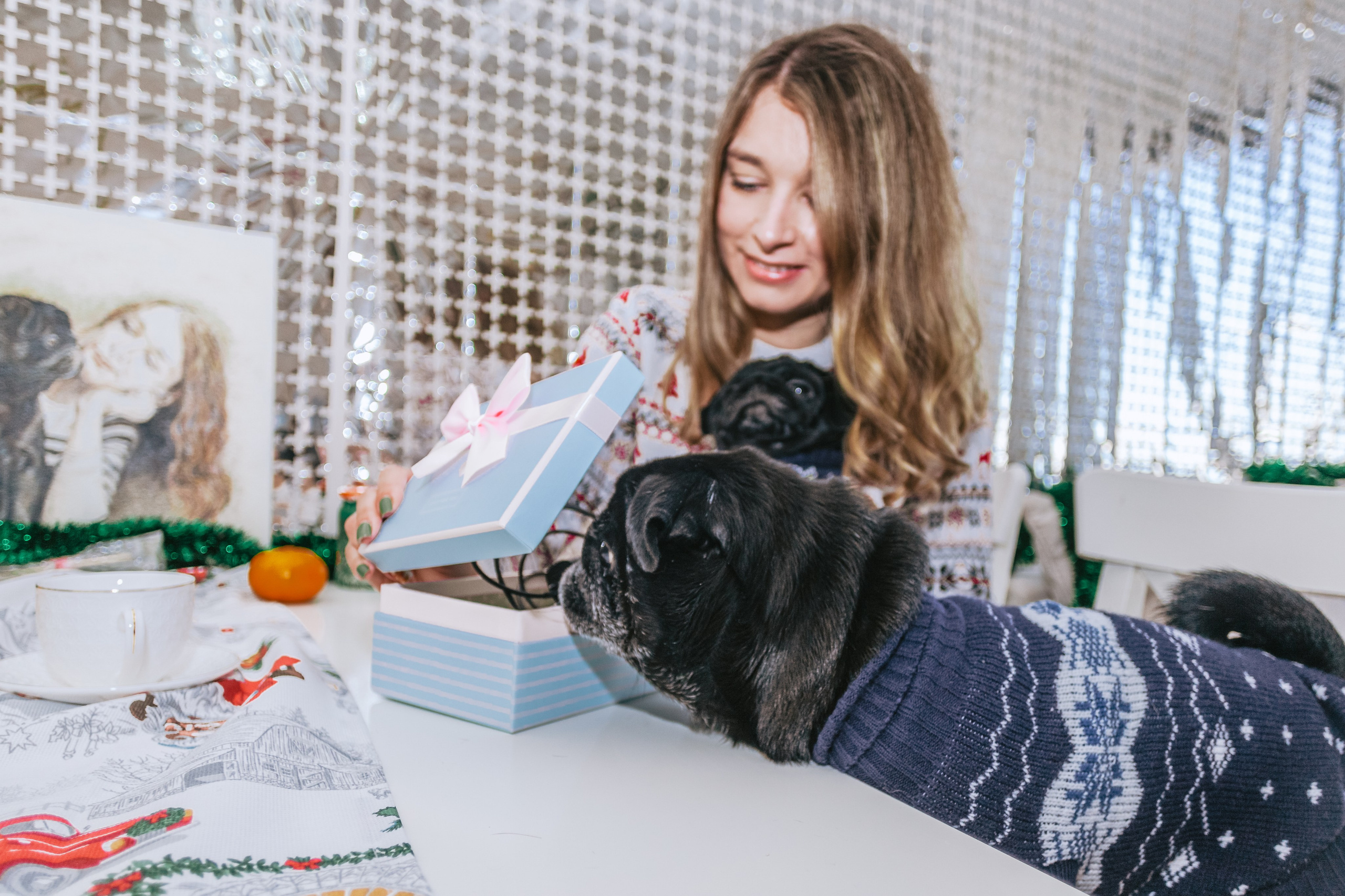 Домашняя фотосессия Оли и двух ее мопсов. Фотограф-анималист Татьяна Степанова